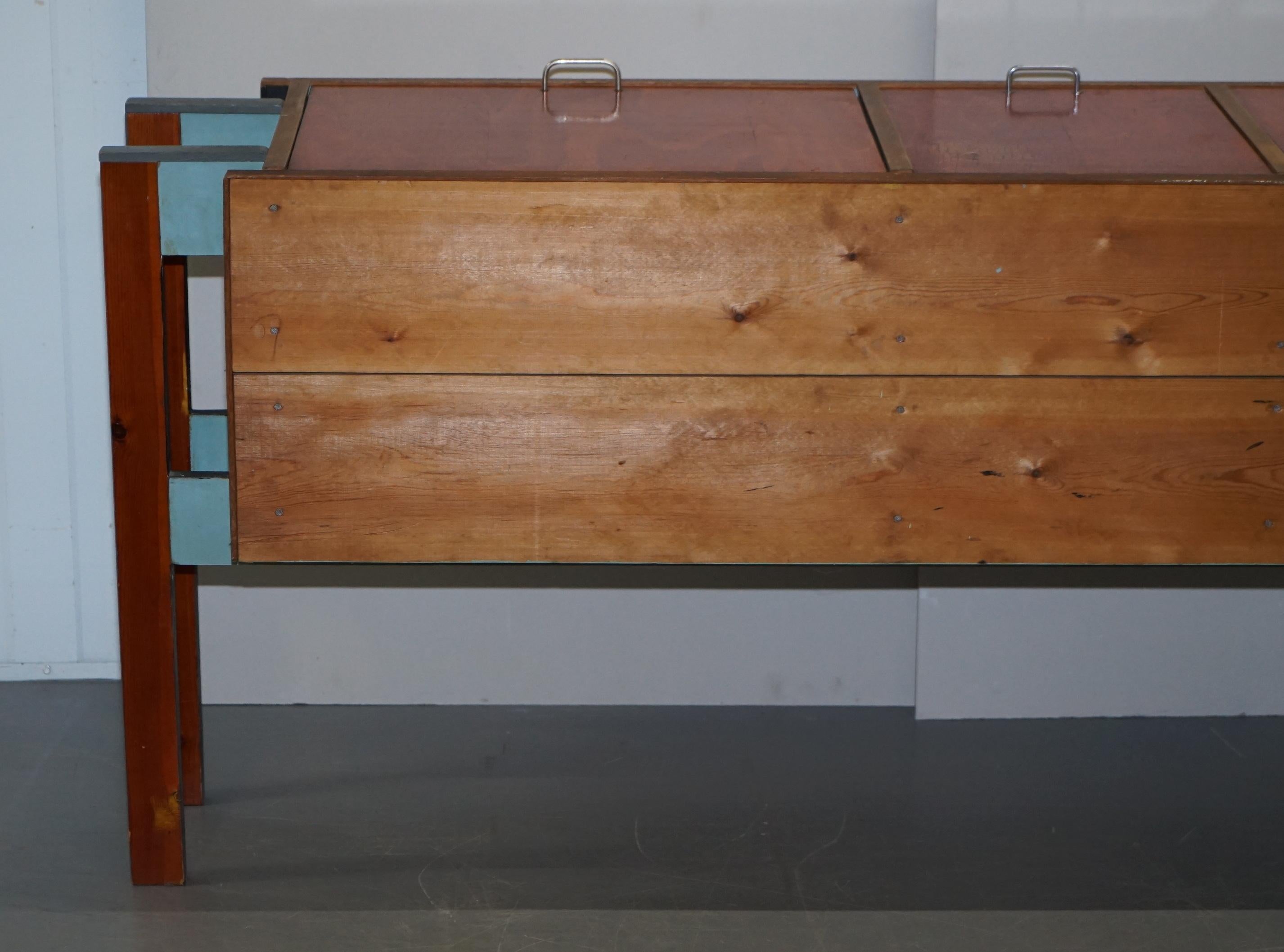 Único en su especie Hecho a Medida Arte Moderno Aparador Puertas Que Se Abren Hacia Arriba Elegante en venta 3