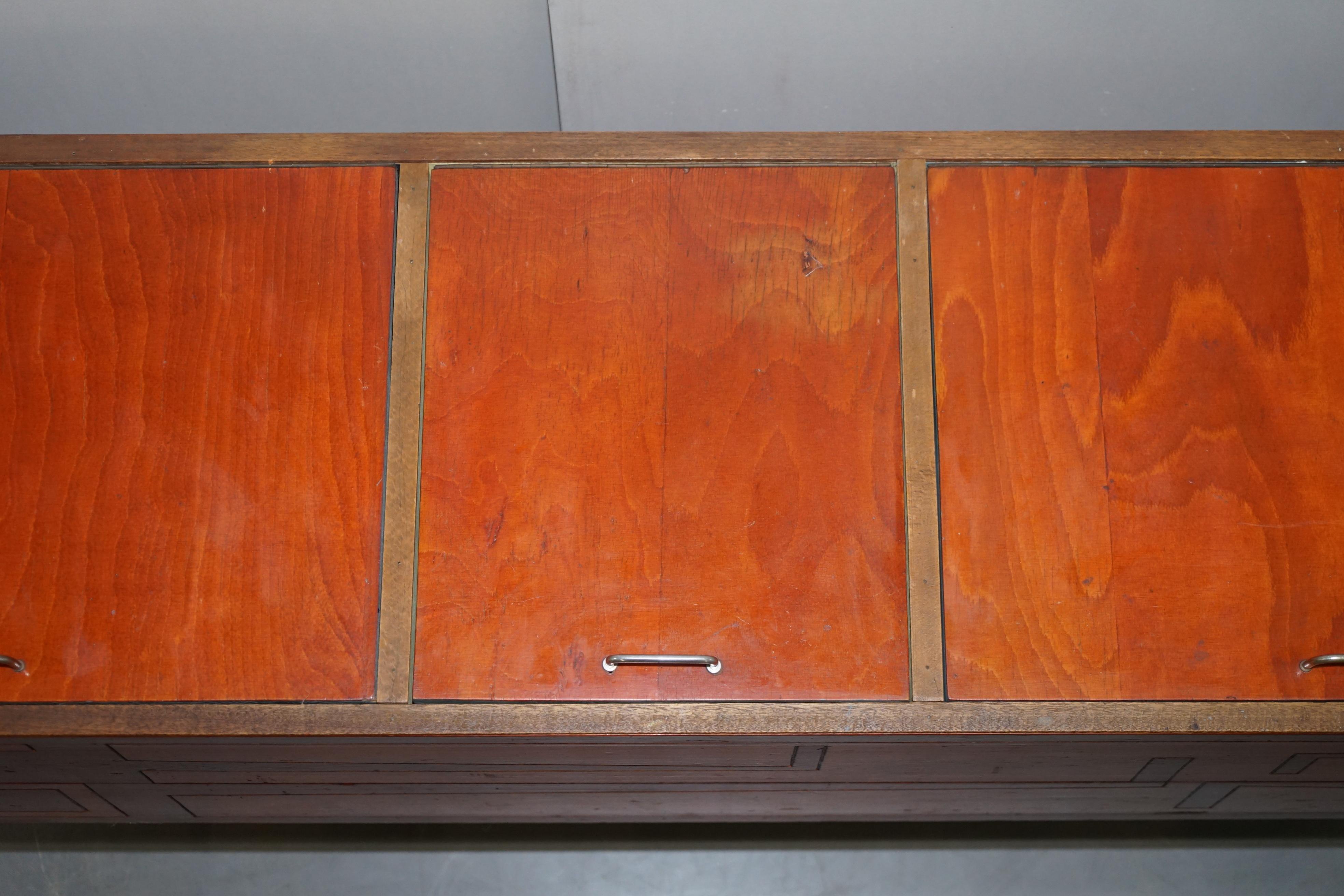 Único en su especie Hecho a Medida Arte Moderno Aparador Puertas Que Se Abren Hacia Arriba Elegante en Bueno estado para la venta en West Sussex, Pulborough
