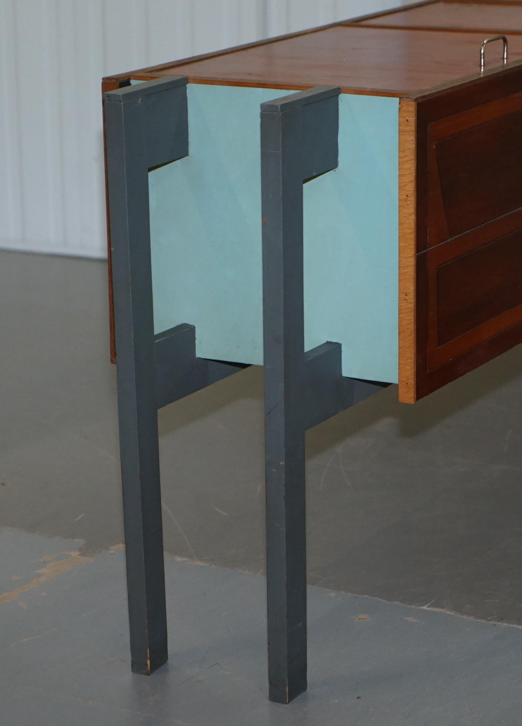 Einzigartige, maßgefertigte, moderne Sideboard-Türen, die sich nach oben öffnen, stilvoll im Angebot 2