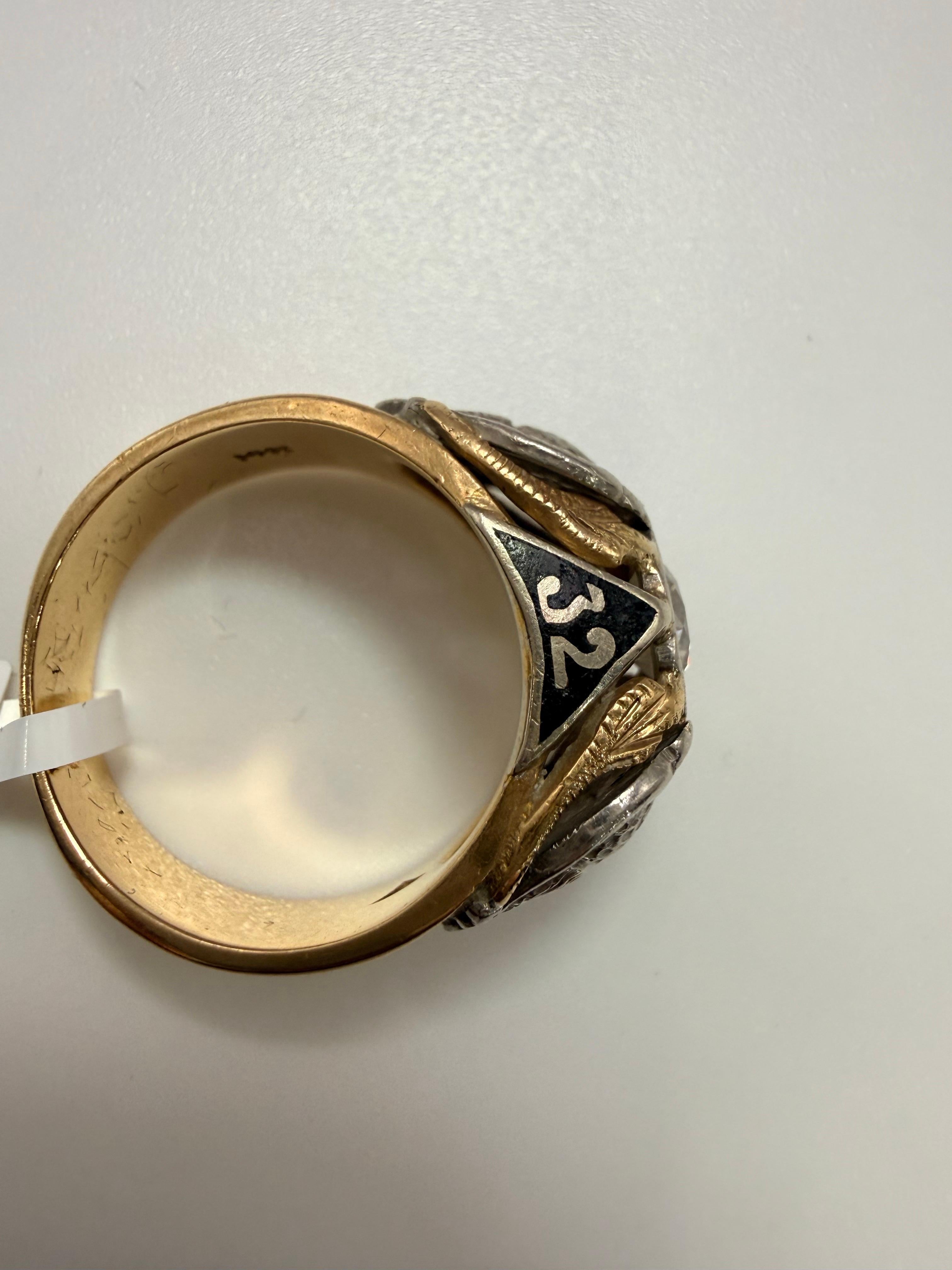 Anello dal design interessante, non so cosa significhino le voci sull'anello, sembra un anello prodotto in Europa. Il diamante centrale è di 0,80 carati di purezza SI e colore G. L'anello è ben realizzato in oro 14KT.

**Tutti gli oggetti lasciano