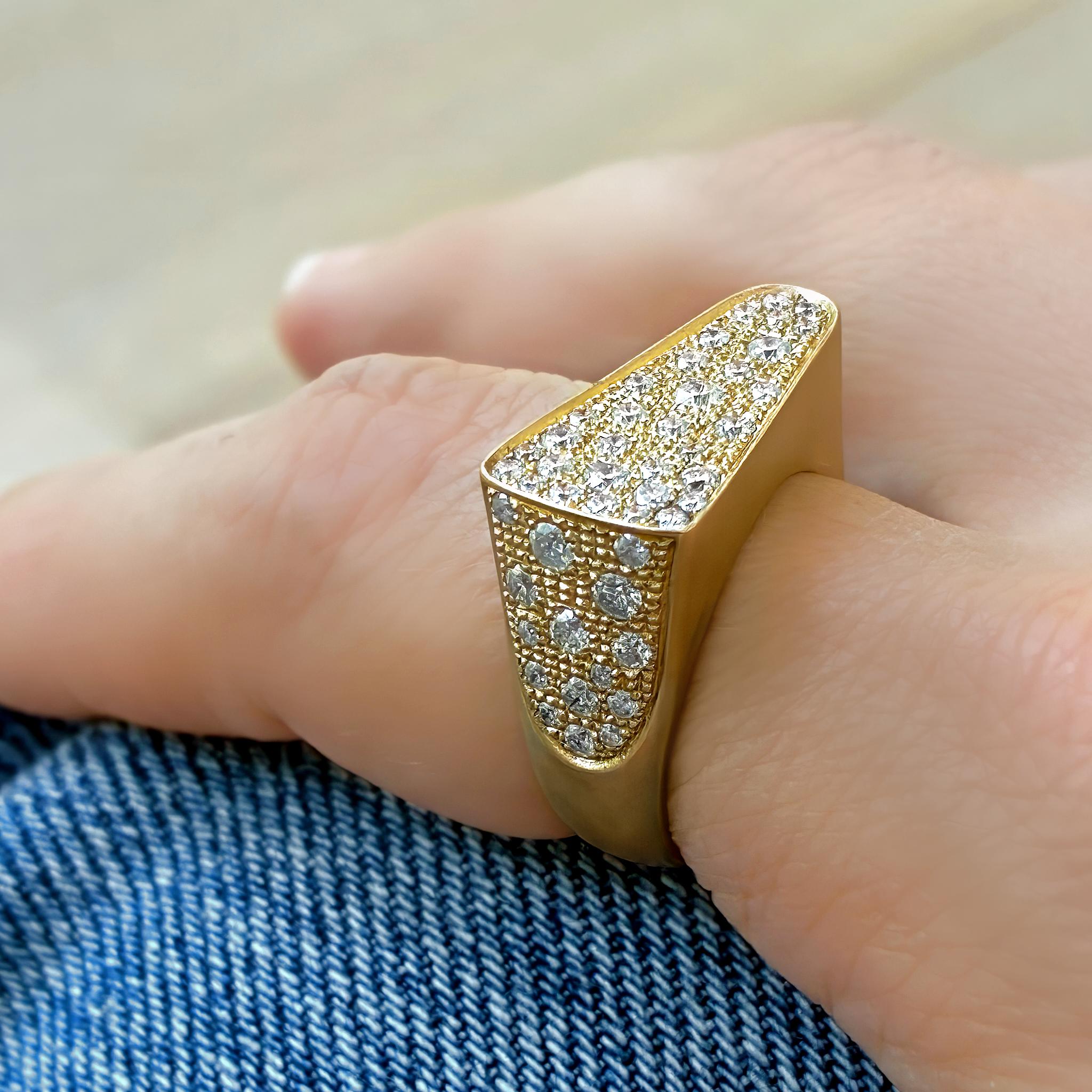 Fabriquée à la main à Paris par la créatrice de bijoux visionnaire Yvonne Léon, cette étonnante bague à diamants est une pièce audacieuse mais élégante, créée exclusivement pour Szor en or jaune 9 carats satiné. La bague présente une silhouette
