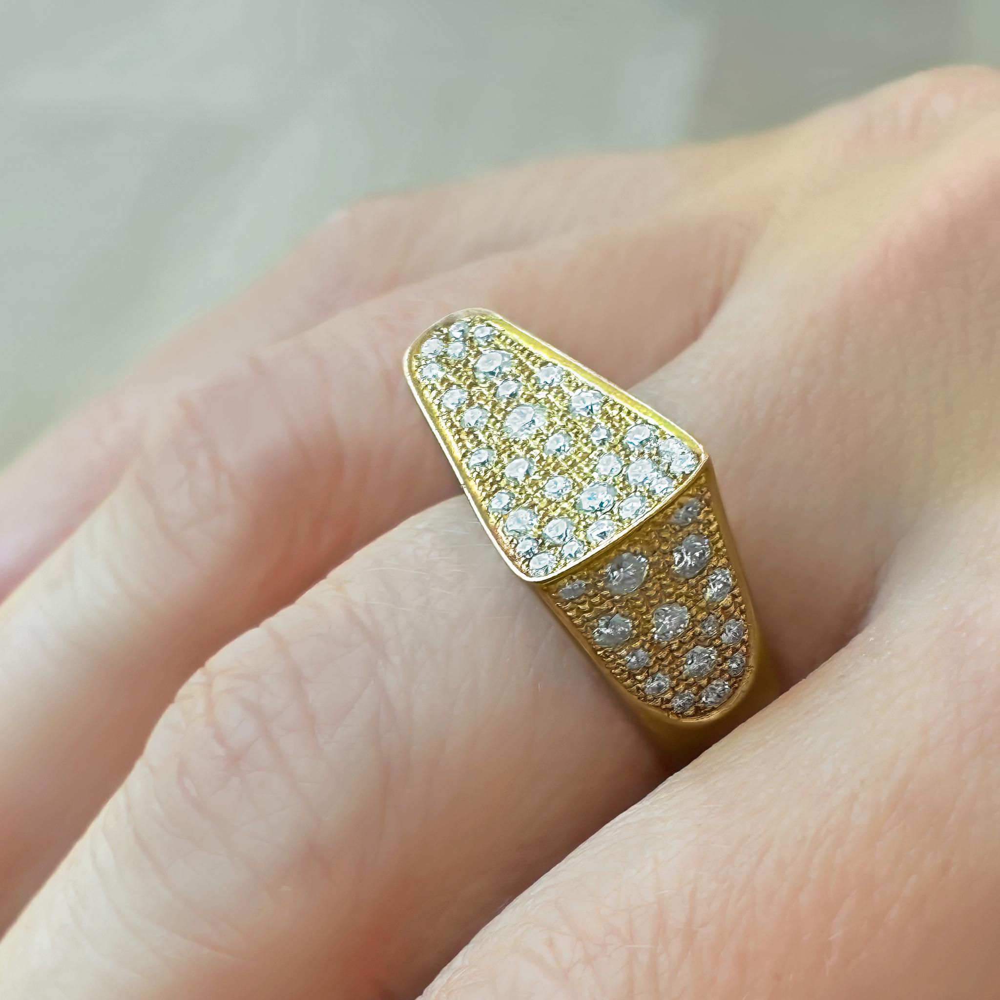 Contemporain Bague parisienne unique en or jaune satiné bordée de diamants, Yvonne Leon 2023 en vente