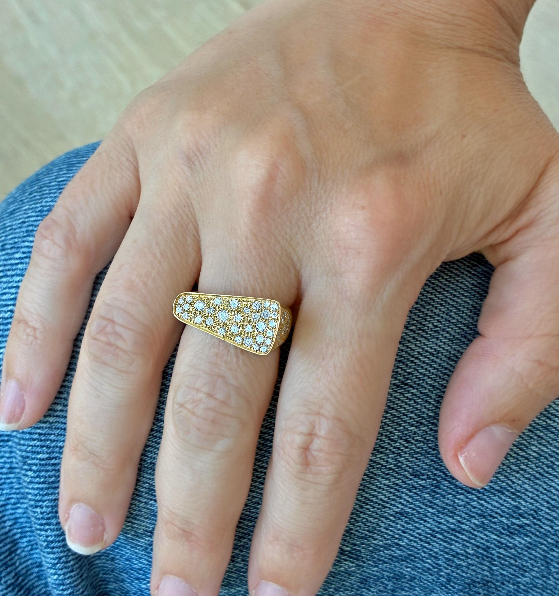 Taille brillant Bague parisienne unique en or jaune satiné bordée de diamants, Yvonne Leon 2023 en vente