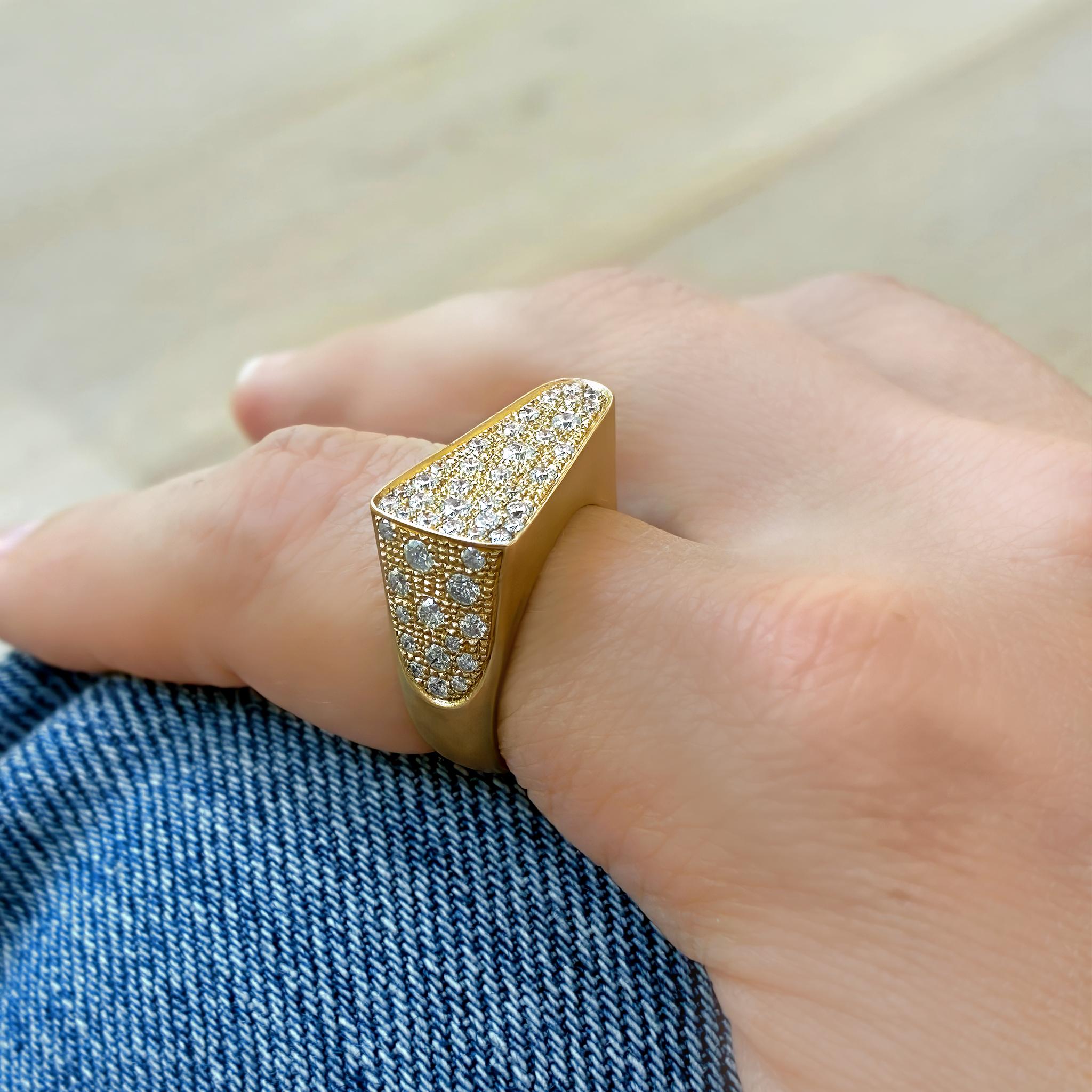 Bague parisienne unique en or jaune satiné bordée de diamants, Yvonne Leon 2023 Neuf - En vente à Dallas, TX