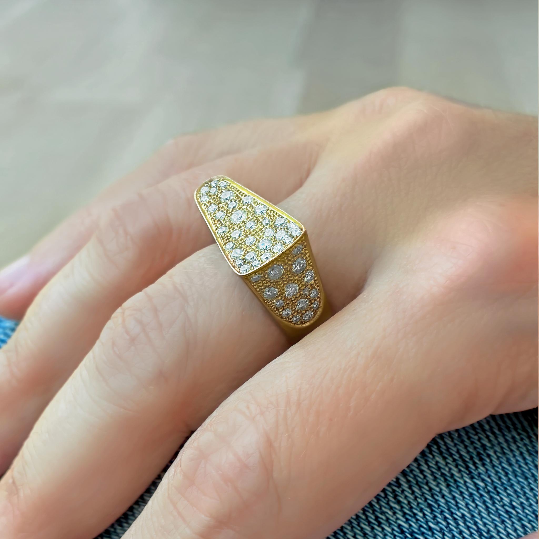 Bague parisienne unique en or jaune satiné bordée de diamants, Yvonne Leon 2023 Unisexe en vente