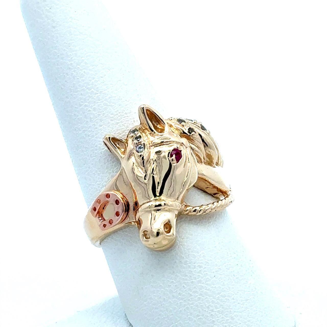 Taglio rotondo Anello d'epoca in oro 14K con diamante e rubino, unico nel suo genere, con ferro di cavallo in vendita