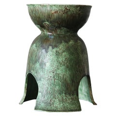 Vase signé, unique en son genre, en forme de goutte d'eau et émaillé en vert clair