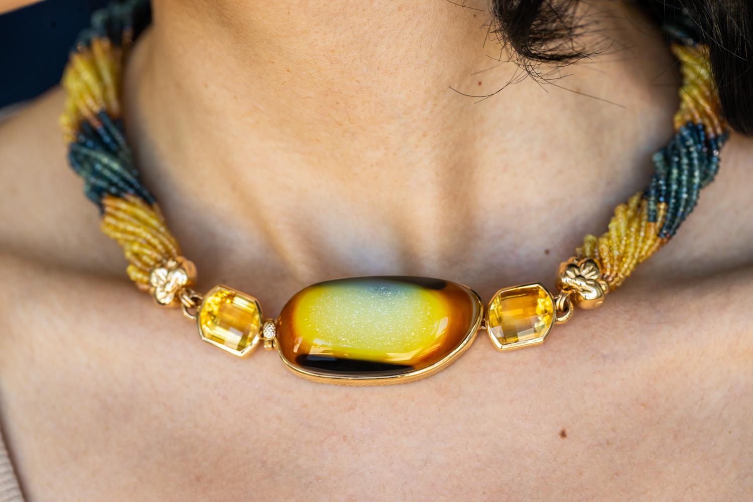 Diese einzigartige 8-karätige Druzy-Halskette von Stephen Dweck ist ein Beweis für seinen Blick für außergewöhnliche natürliche Schönheit und sein Können im Schmuckdesign. Die Halskette besteht aus einem zentralen Druzy-Anhänger, der mit einer Reihe