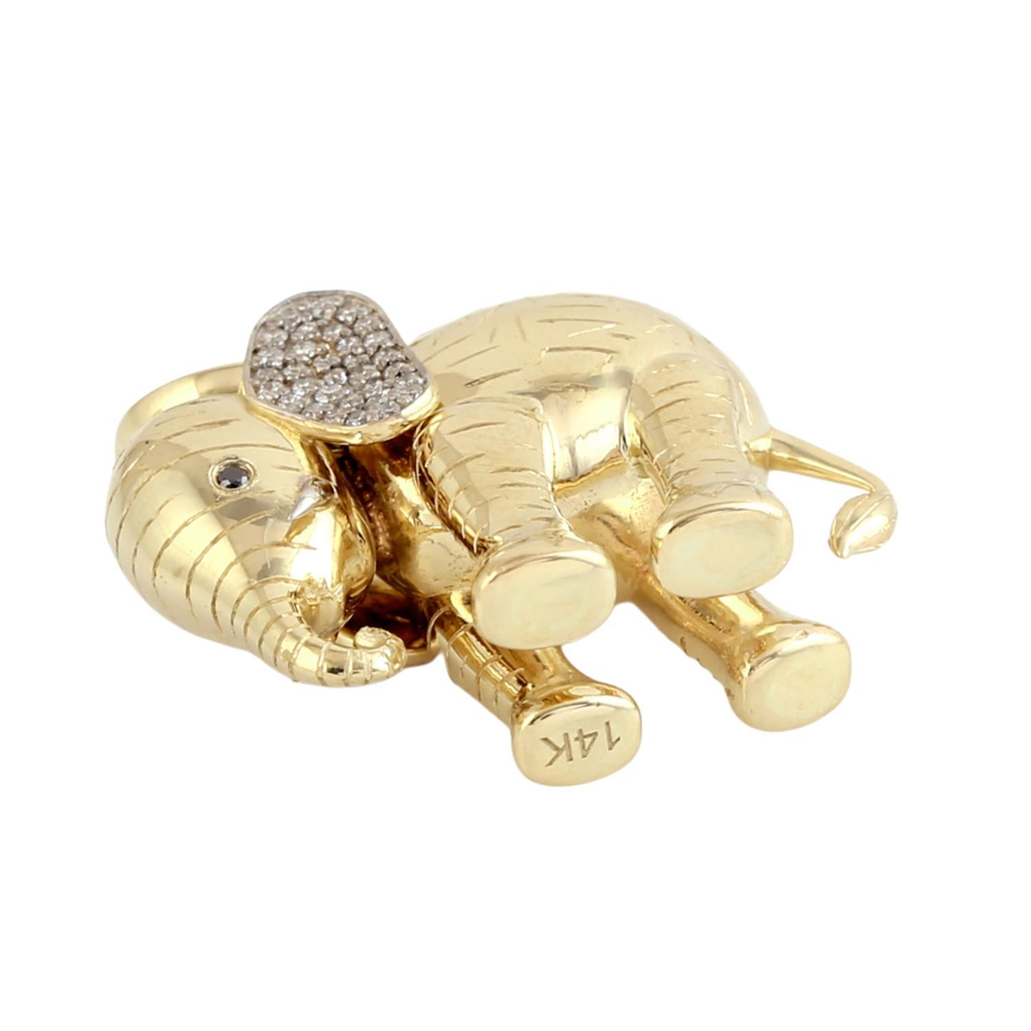 Taille mixte Pendentif éléphant unique en son genre en or jaune 14 carats serti de diamants pavés en vente