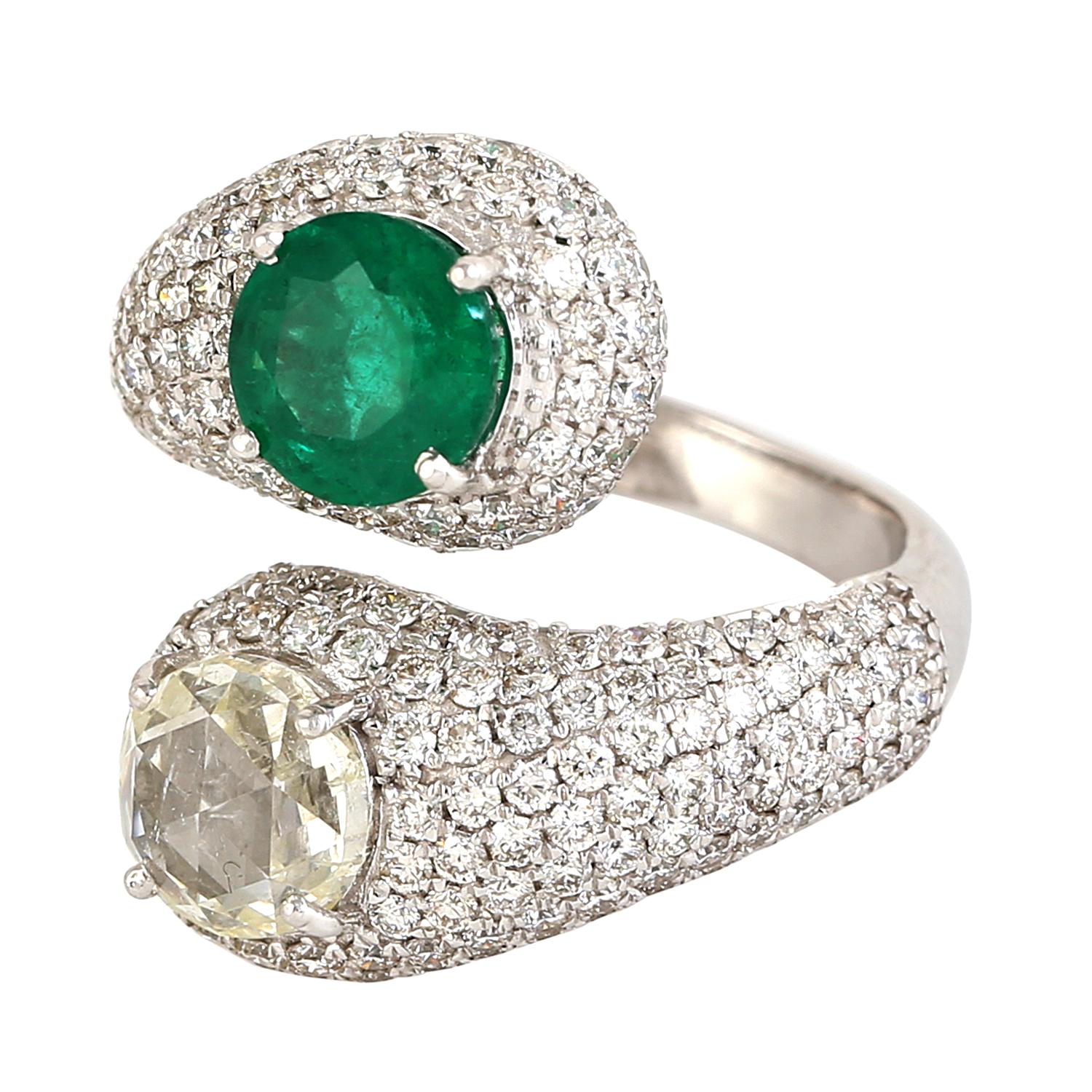One Of A Kind Emerald & Diamond Ring Accented With Pave Diamonds Art Decó en venta
