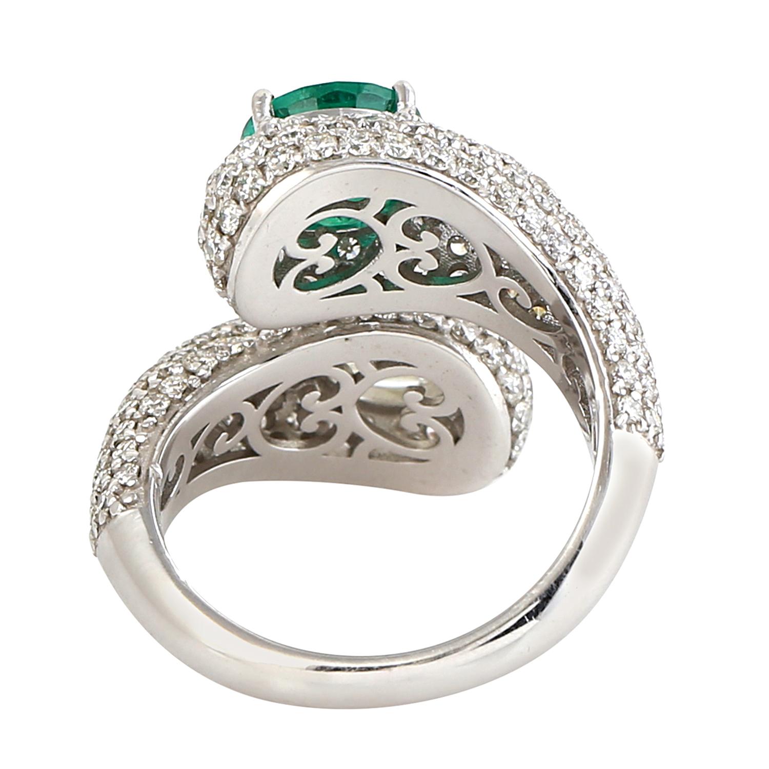 One Of A Kind Emerald & Diamond Ring Accented With Pave Diamonds Corte mixto en venta