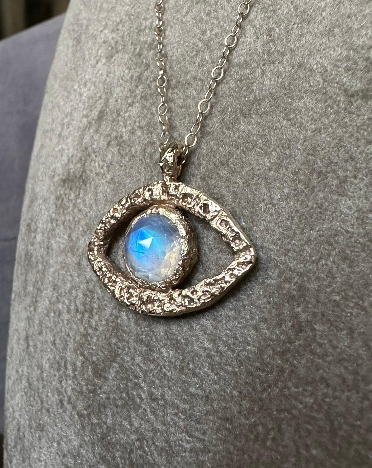Eye Rainbow Moonstone Pendant in Gold in stock In New Condition For Sale In London, GB