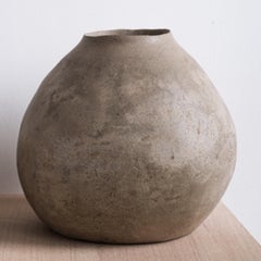 Vase Fiele unique en son genre en ciment pigmenté par Studio Noon
