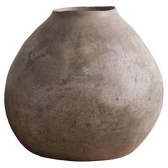 Vase Fiele unique en son genre en ciment pigmenté par Studio Noon