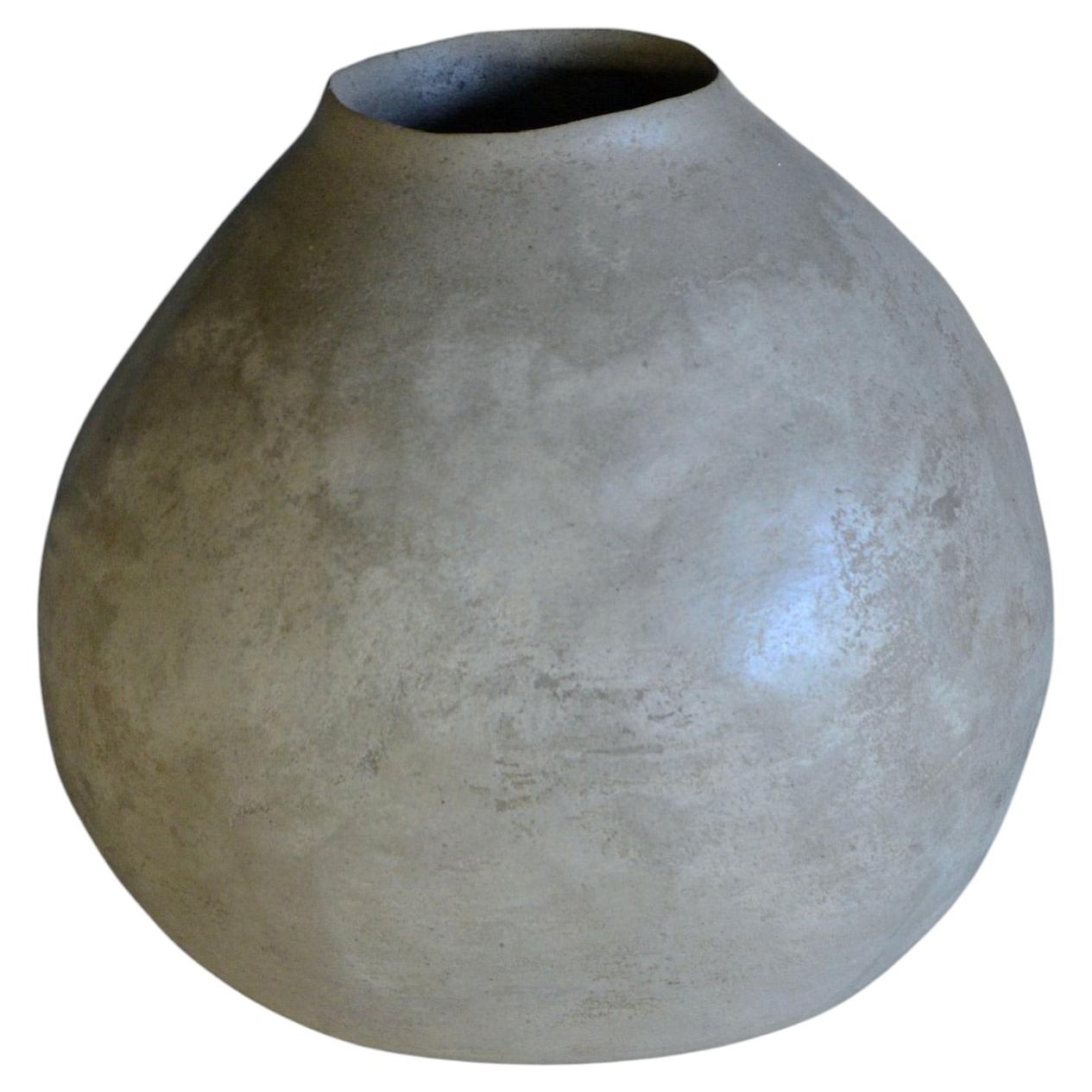 Vaso Fiele unico nel suo genere in cemento pigmentato di Studio A Noon Studio