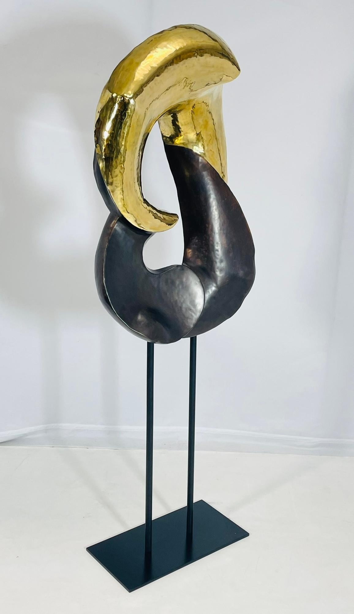 Splendida scultura figurativa progettata e realizzata negli Stati Uniti.

La scultura stessa è realizzata in ottone massiccio, con una parte rifinita a lucido e il resto con una finitura anticata.

La base e il supporto sono realizzati in solido