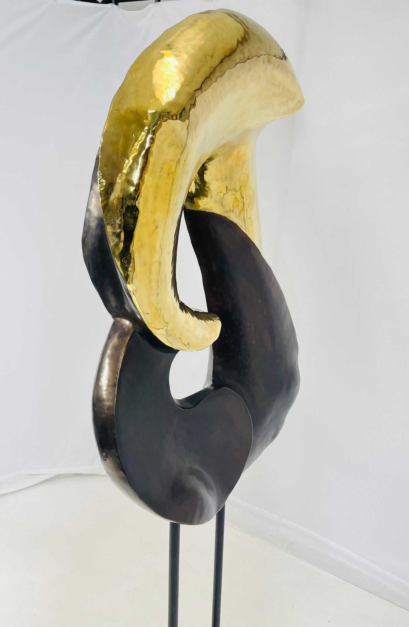 Fatto a mano Figurativo unico nel suo genere  Scultura da terra in ottone massiccio, USA 21° secolo in vendita