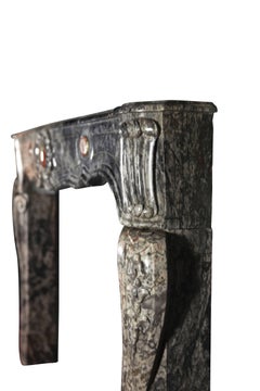 Encadrement de cheminée italien ancien unique en son genre en marbre