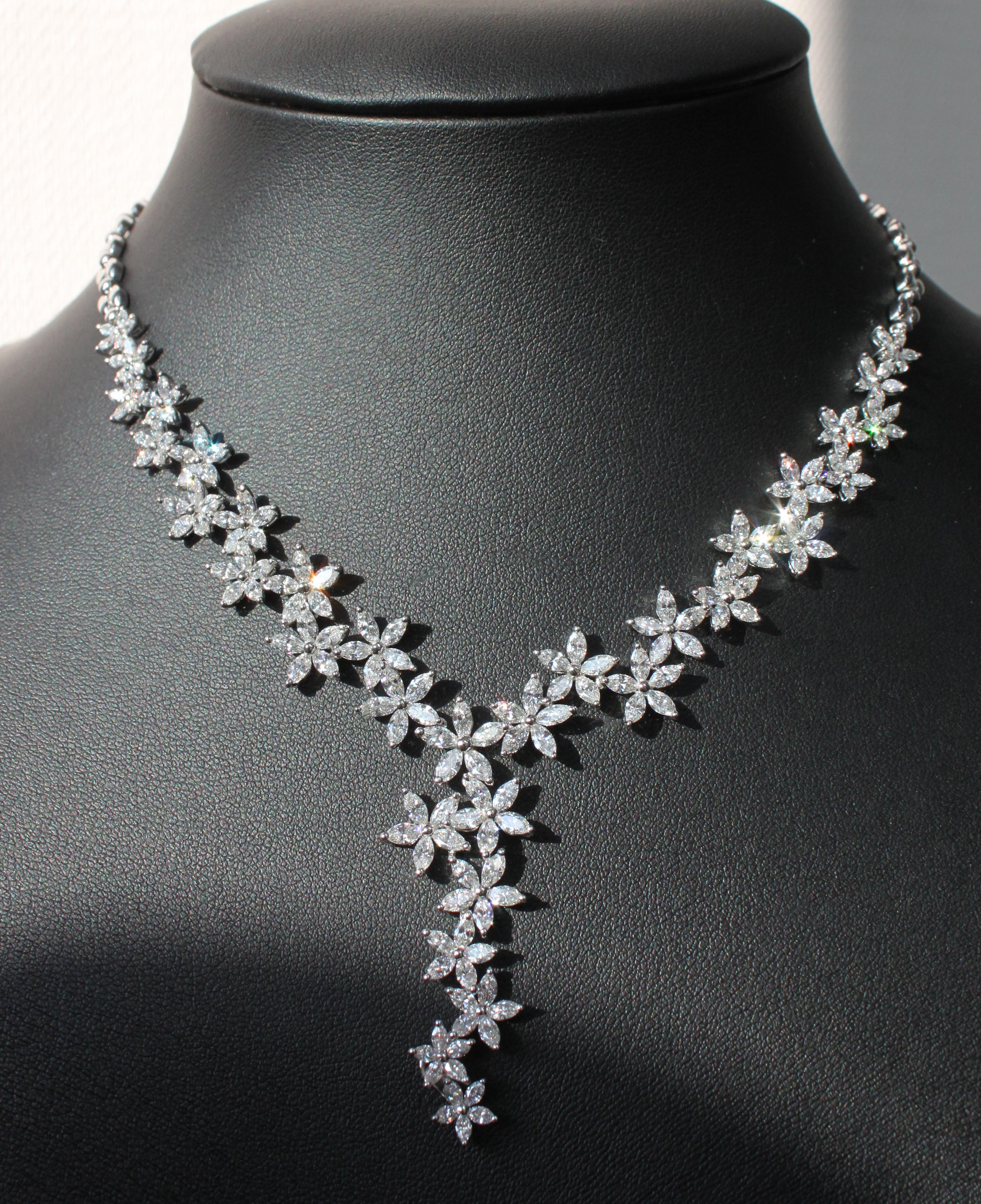 One of a kind floral diamond necklace made with marquise VS-SI natural diamonds In New Condition For Sale In Bangkok, TH