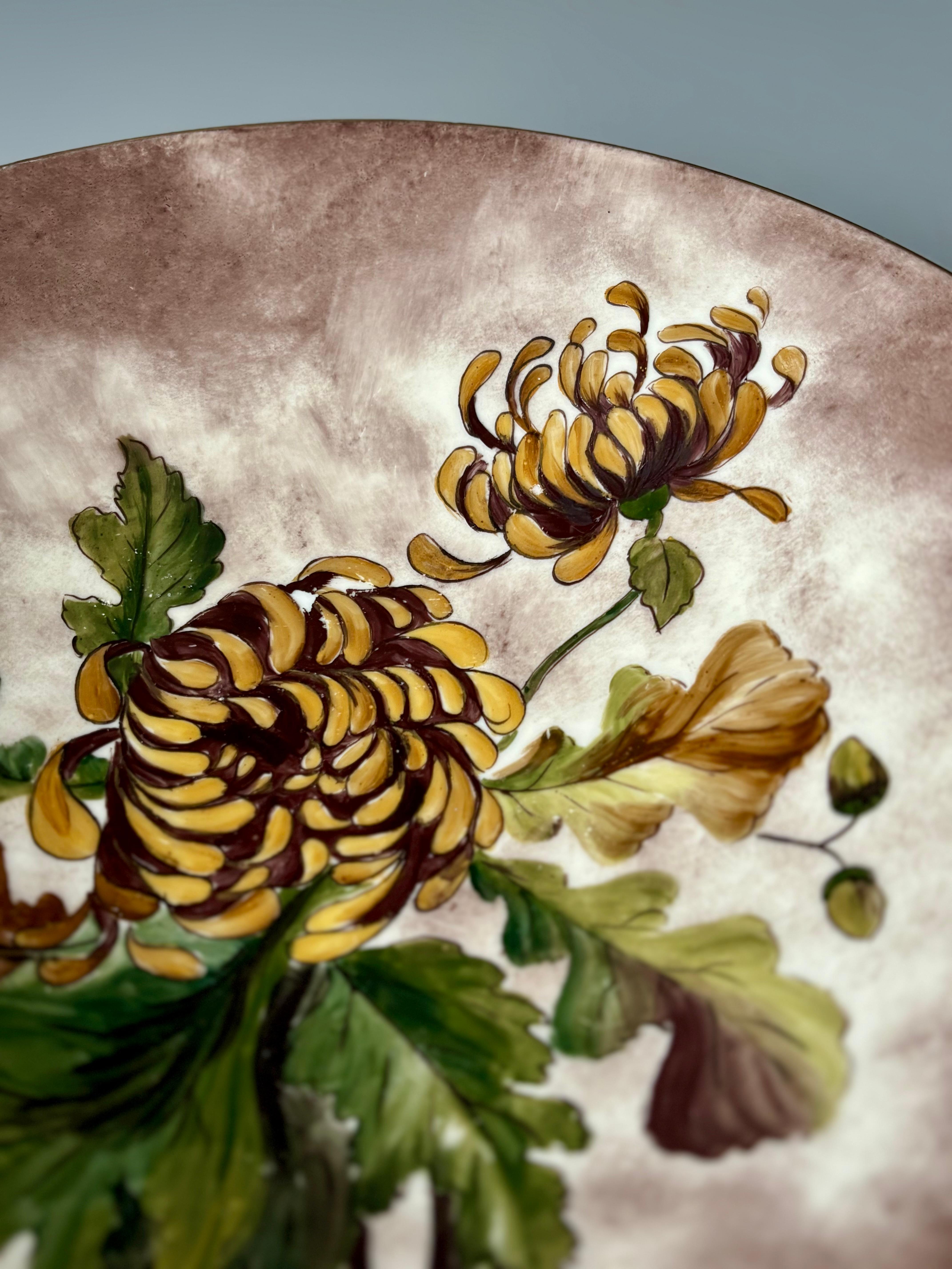 Unica ciotola danese in stile Art Nouveau Royal Copenhagen, anni '40 circa. Splendide rappresentazioni naturalistiche dipinte a mano di fiori, foglie e steli nei colori marrone scuro, giallo caldo e verde su una base marrone umbro e crema simile