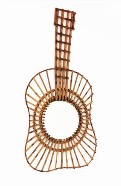 Specchio da parete francese a forma di chitarra in rattan, anni '50