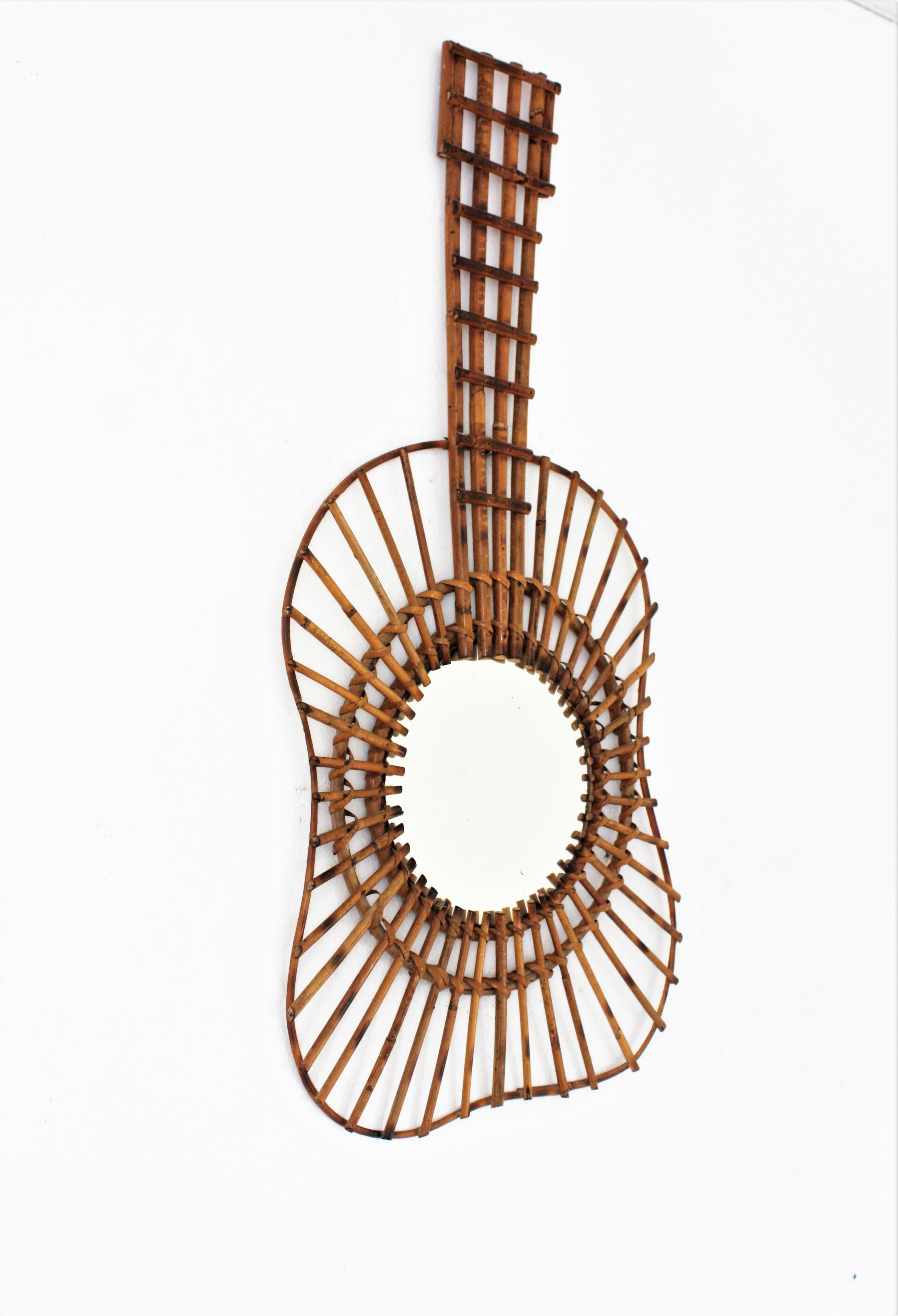 Espejo de pared francés con forma de guitarra en ratán, años 50 Moderno de mediados de siglo en venta