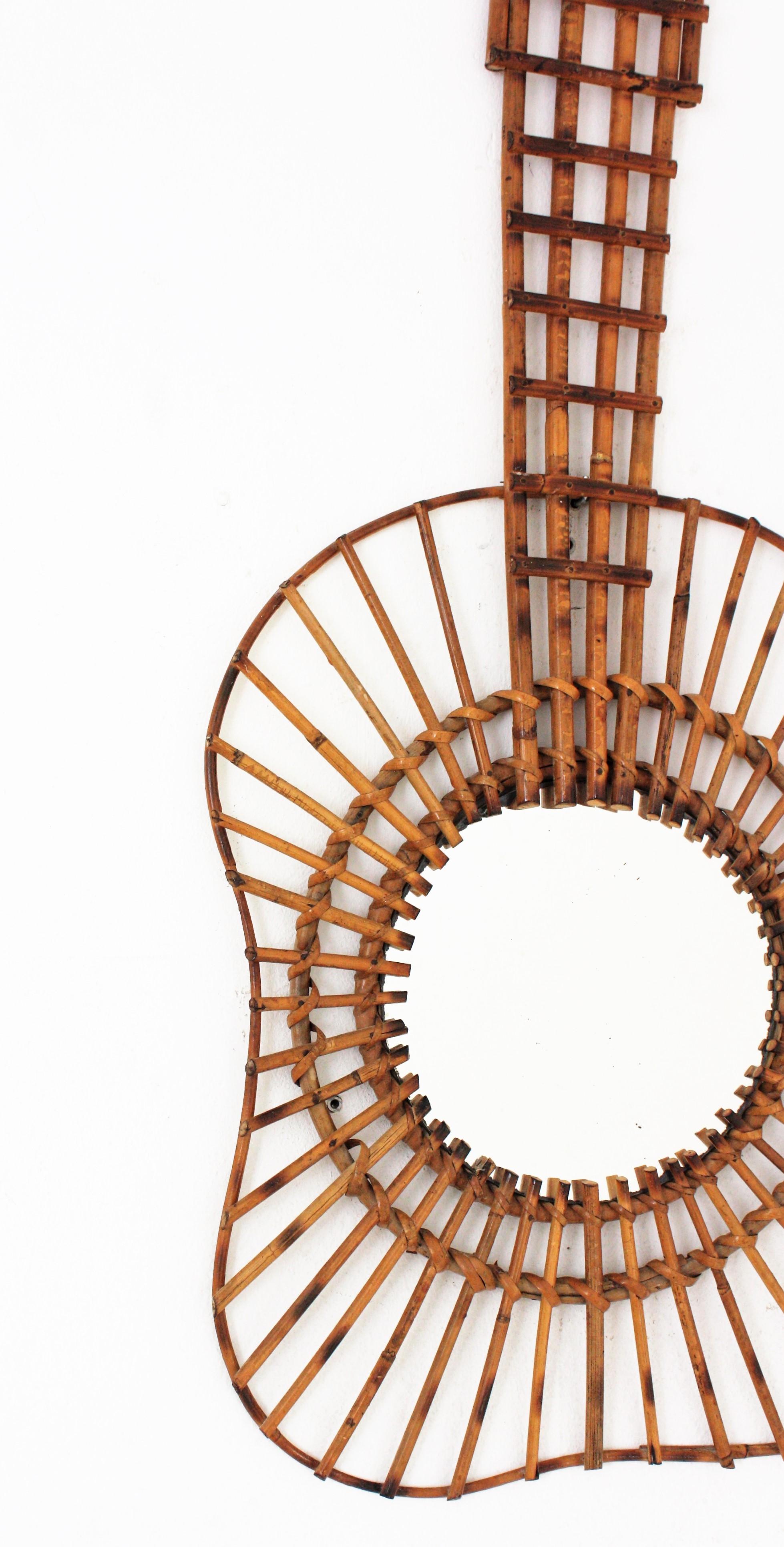 Espejo de pared francés con forma de guitarra en ratán, años 50 Francés en venta