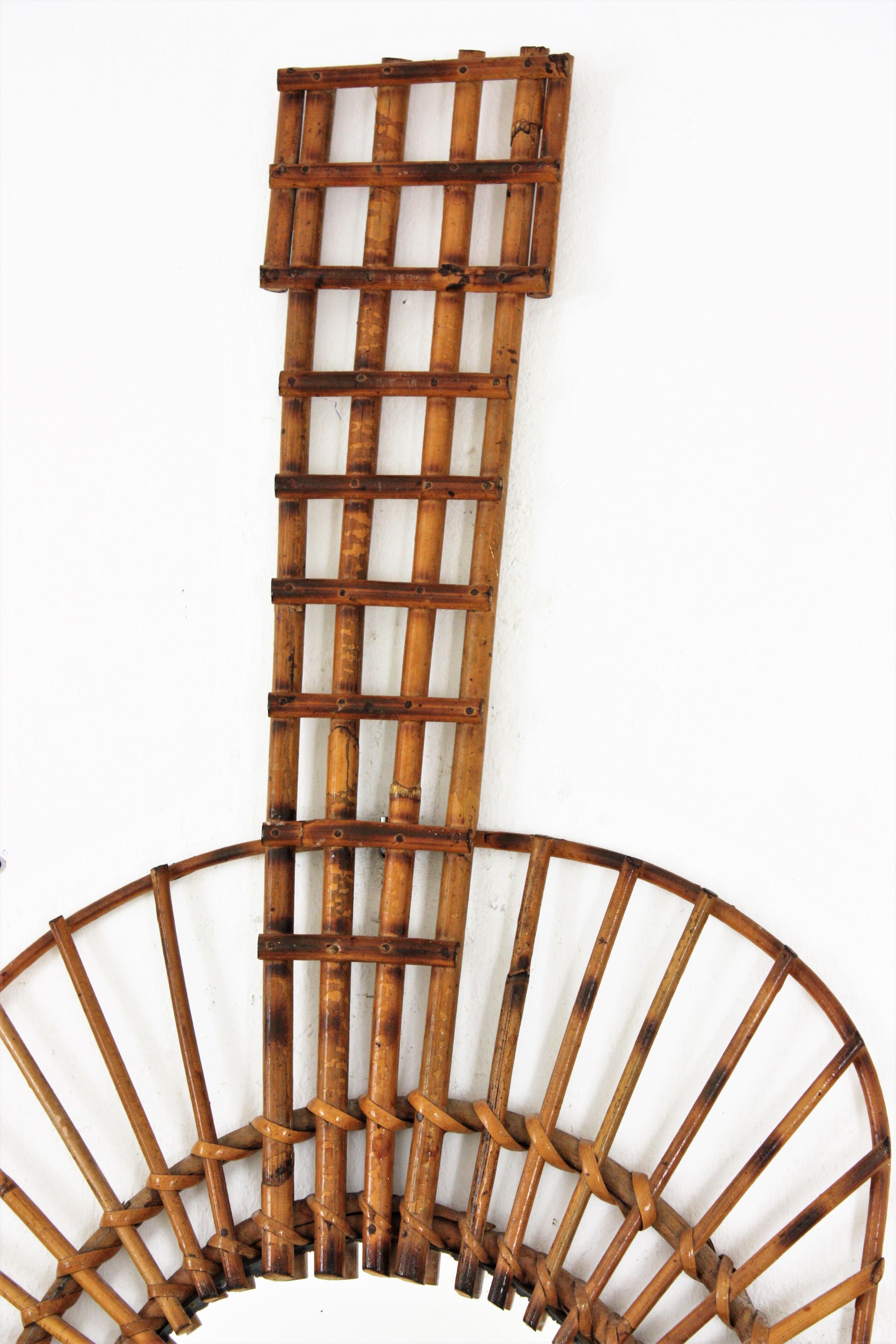 Rattan Guitar Shaped Wall Mirror, 1950s In Good Condition For Sale In Barcelona, ES