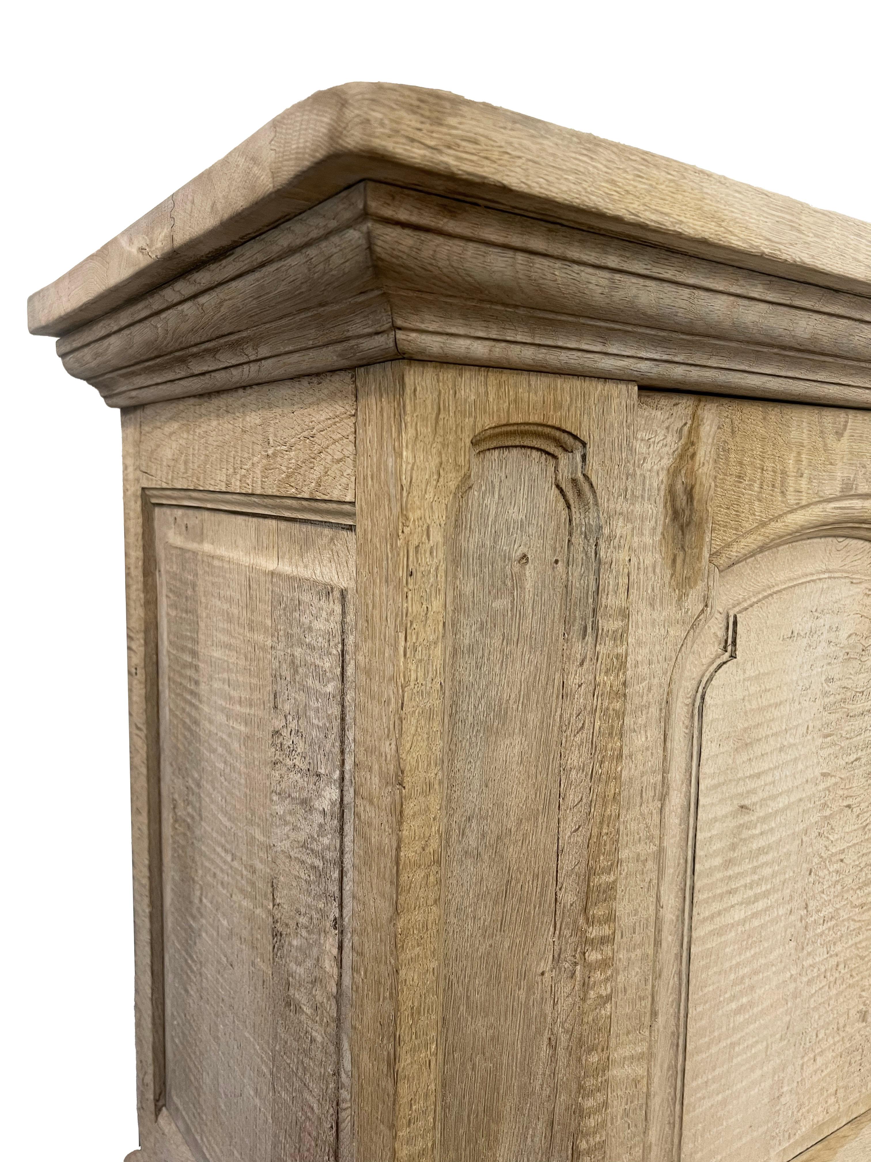 One-of-a-kind French Bleached Oak Cabinet (armoire en chêne blanchi) Bon état - En vente à Scottsdale, AZ