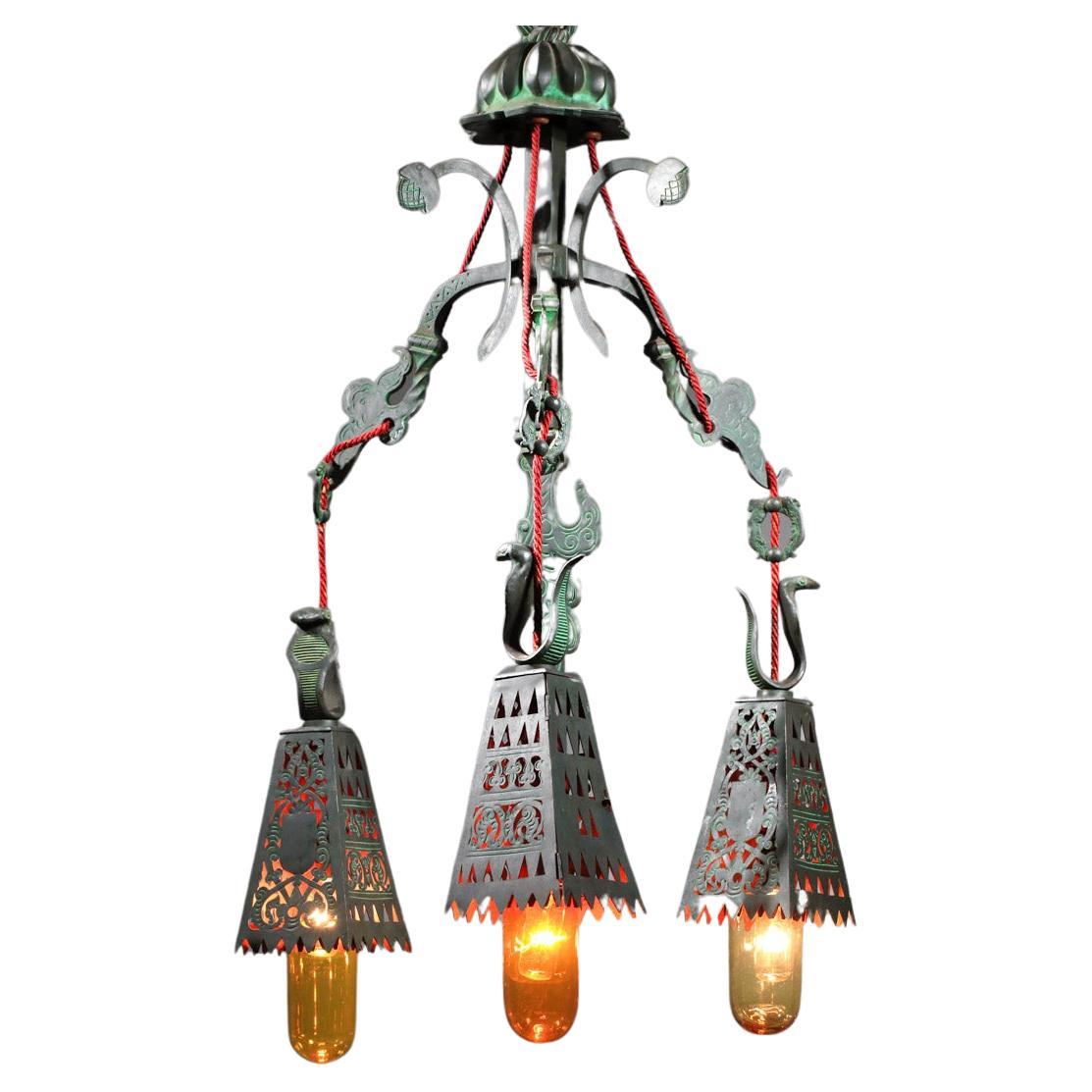 Large suspension lamp from the 40's, unique model. Three-branched chandelier in patinated and fully chased bonze with orientalist decorations, exceptional workmanship (see photos). Lampshade in colored glass in a cameo of oranges. Very fine vintage