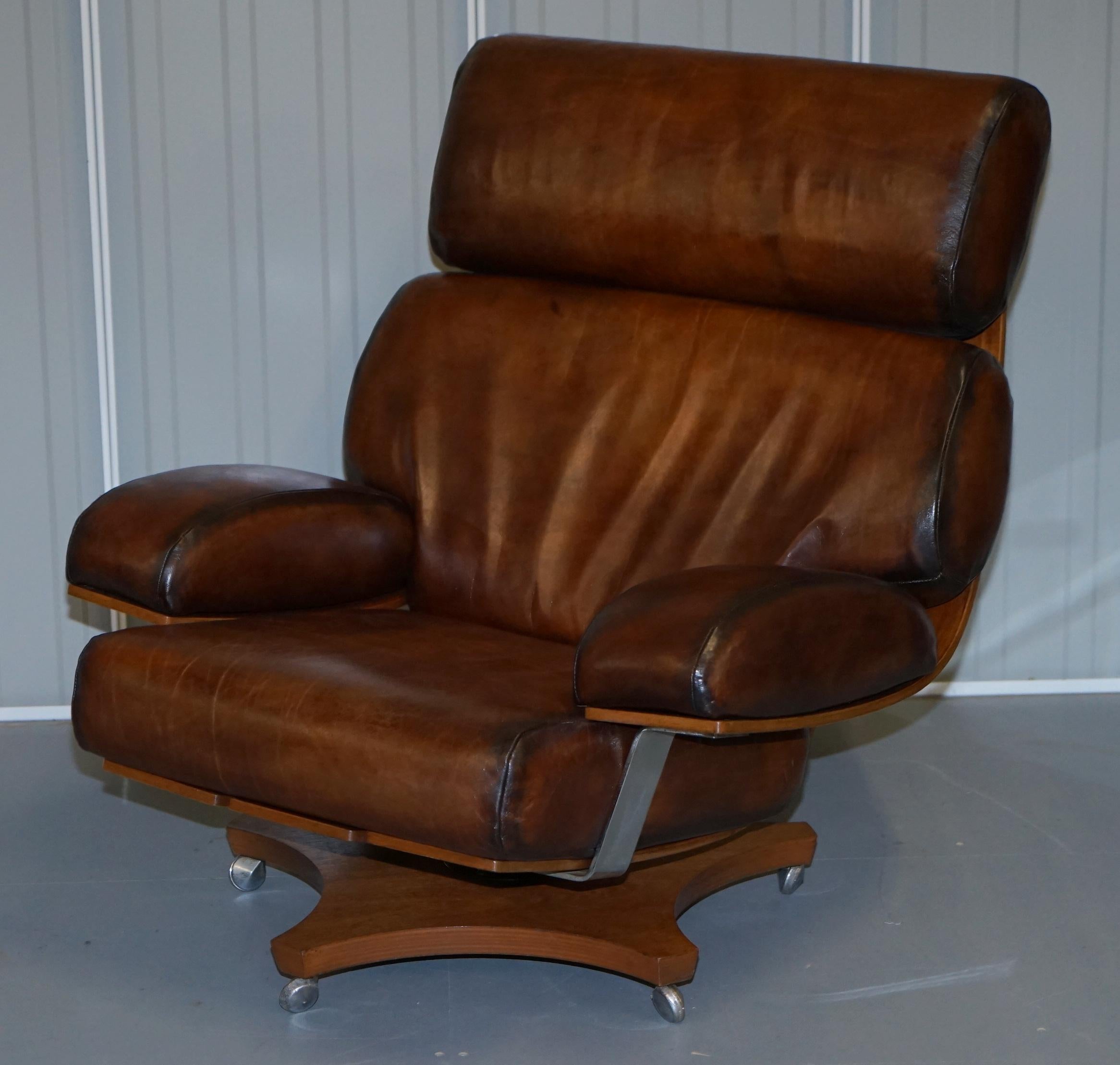 Einzigartiger, vollständig restaurierter, handgefärbter Housemaster-Sessel aus braunem Leder von G-Plan (Moderne) im Angebot