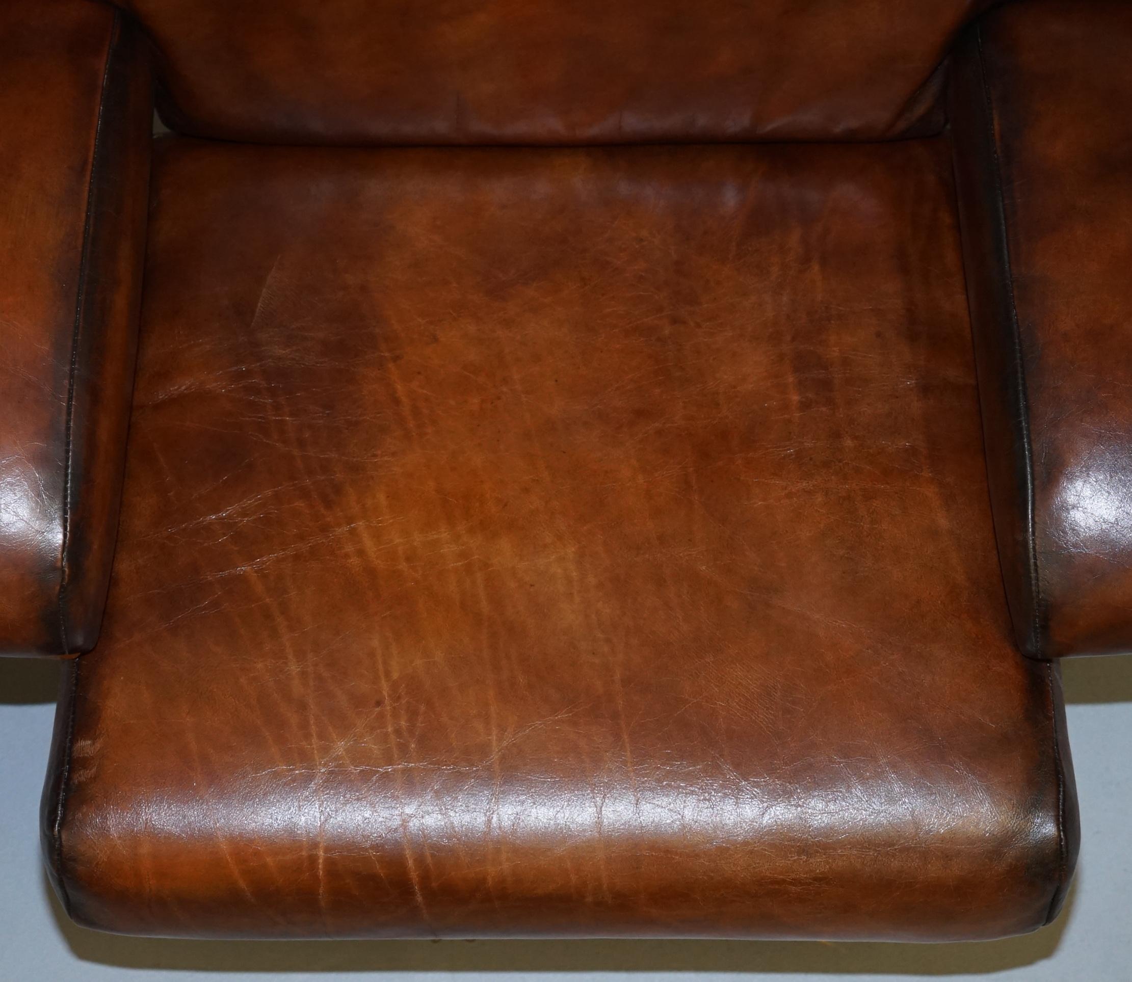 Einzigartiger, vollständig restaurierter, handgefärbter Housemaster-Sessel aus braunem Leder von G-Plan (Handgeschnitzt) im Angebot