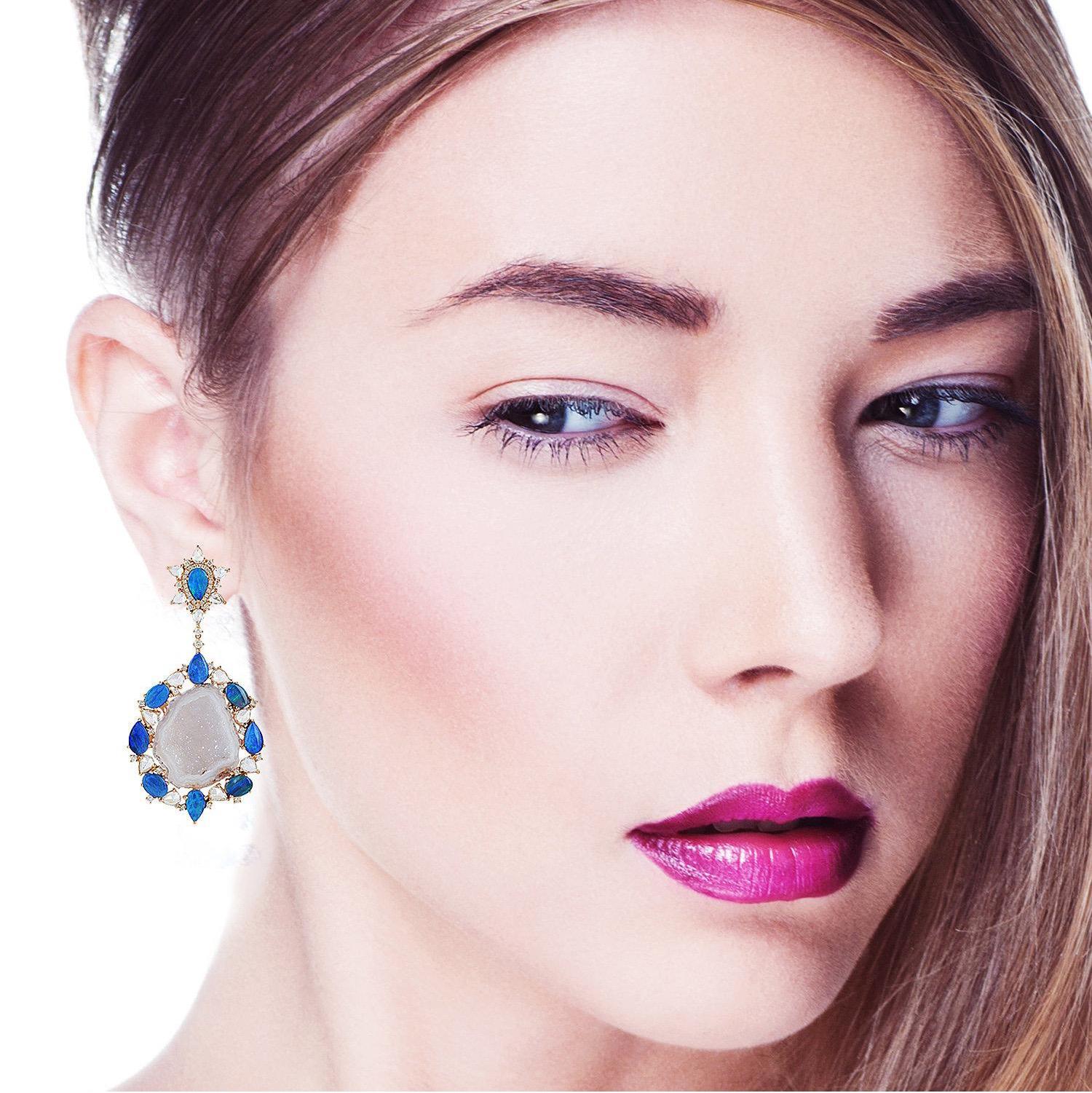 Orecchini di grande effetto realizzati a mano in oro 18 carati. È incastonato con geodi, opale doppio da 10,4 carati, zaffiro e diamanti da 1,15 carati. 

SEGUI  Visita la vetrina di Meghna Jewels per vedere l'ultima collezione e i pezzi esclusivi. 