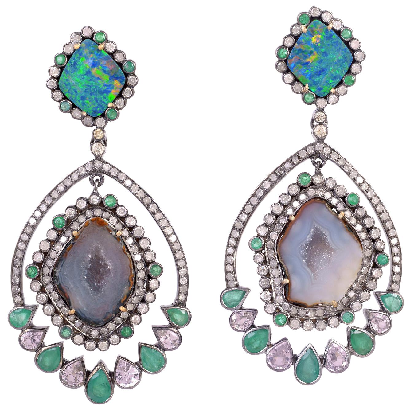 Boucles d'oreilles en opale 18,3 carats, diamants et émeraudes géométriques