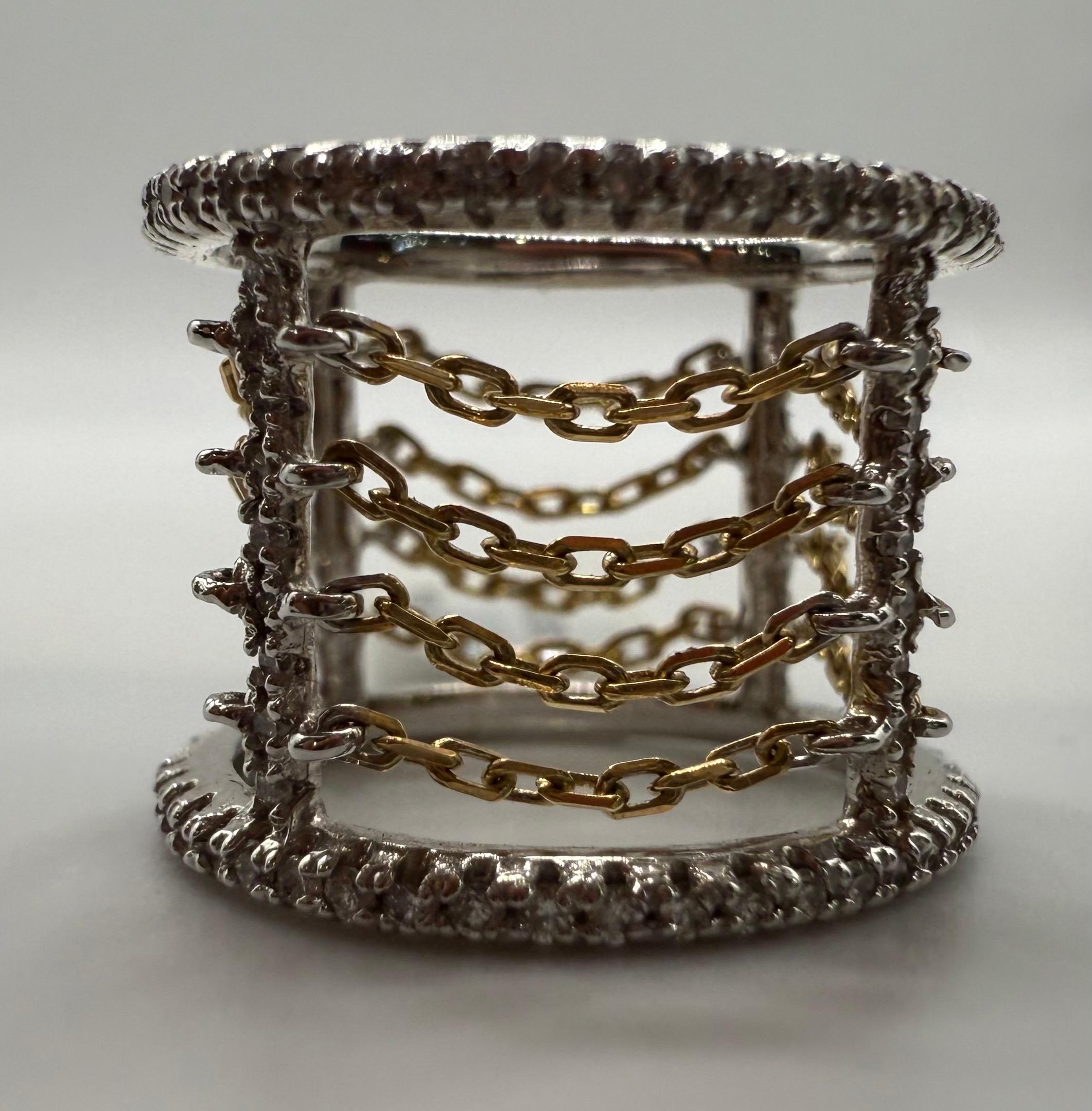 Impresionante anillo único con cadenas alrededor del centro, talla 7 (el anillo no se puede cambiar de talla) Puede valer para cualquier persona de talla 6-7.
Los diamantes tienen un total de 0,96 quilates de claridad VS-SI y color G.

**Todos los