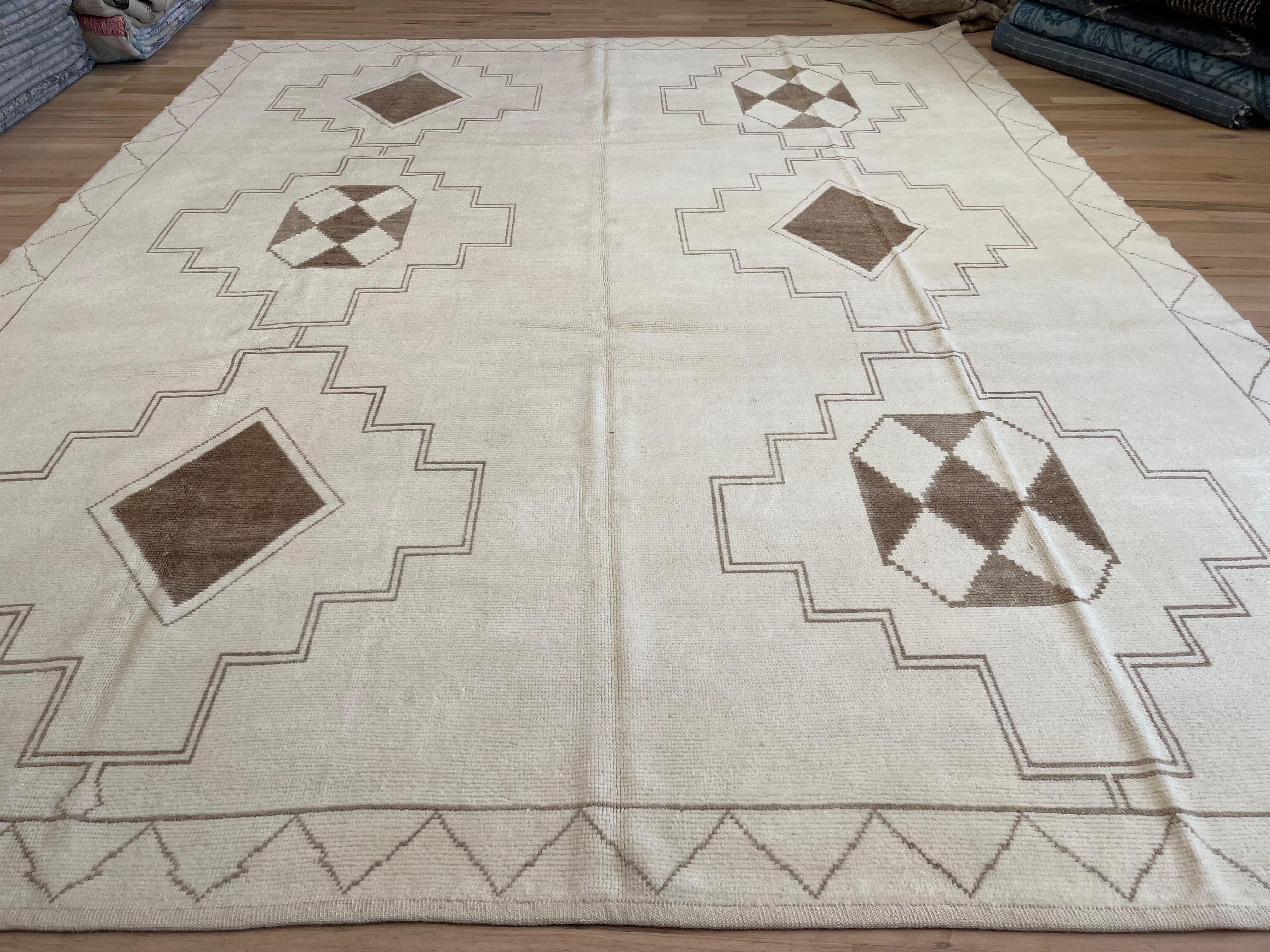 Tapis turc géométrique unique en son genre.

Tout en laine, noué à la main.

Taille : 14'8