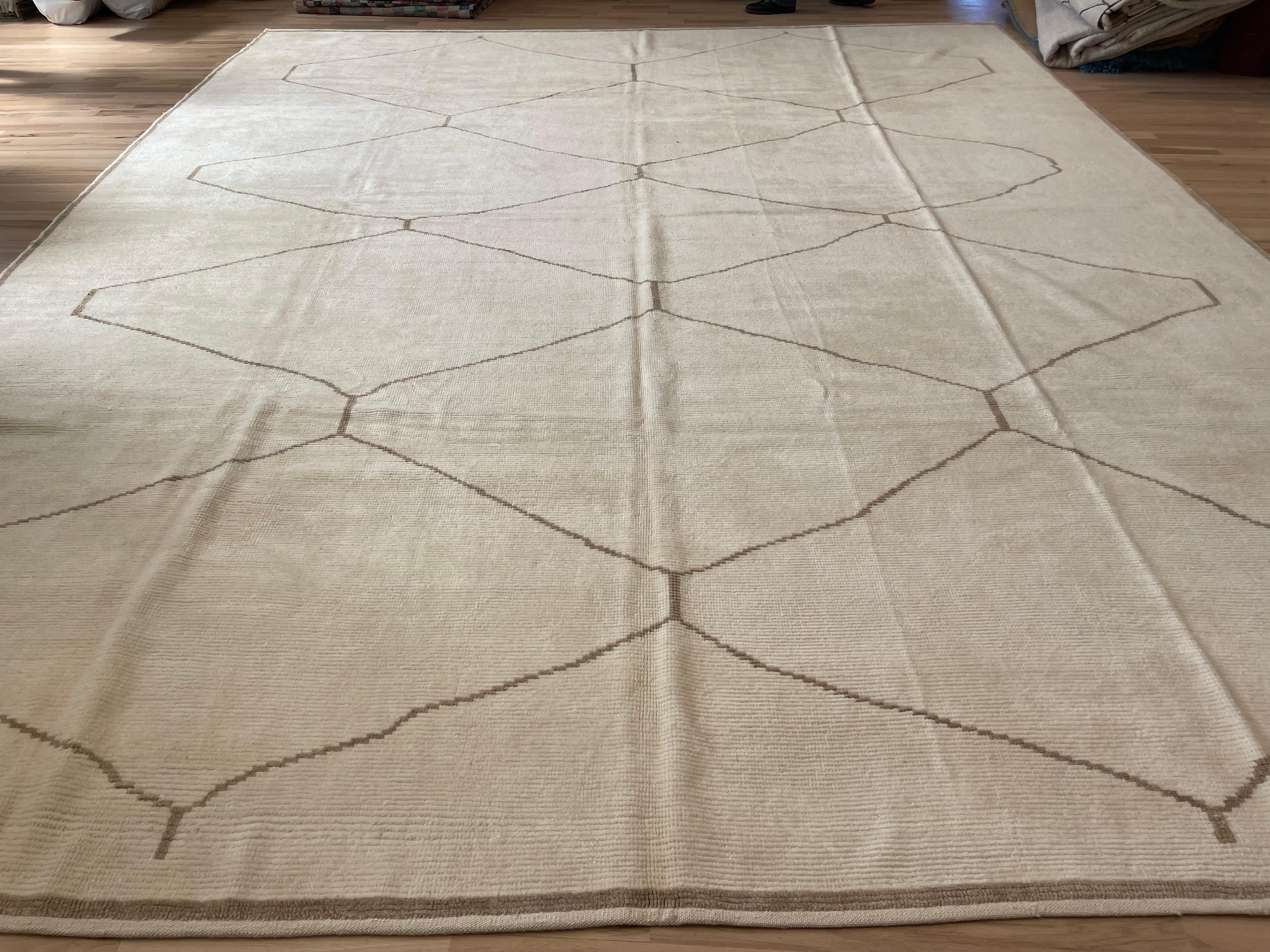 Tapis turc géométrique unique en son genre.

Tout en laine, noué à la main.

Taille : 16'5