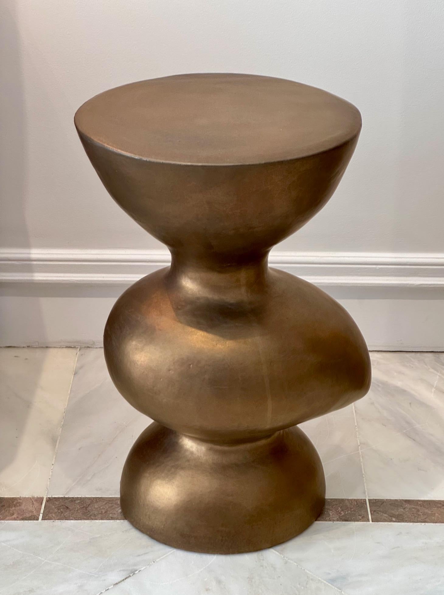 Tabouret / Table / Sculpture en céramique sculptée à la main, forme libre, grès avec émail bronze doré.
Pièce unique faite à la main et signée par les céramistes français Dalo, 2025.



 