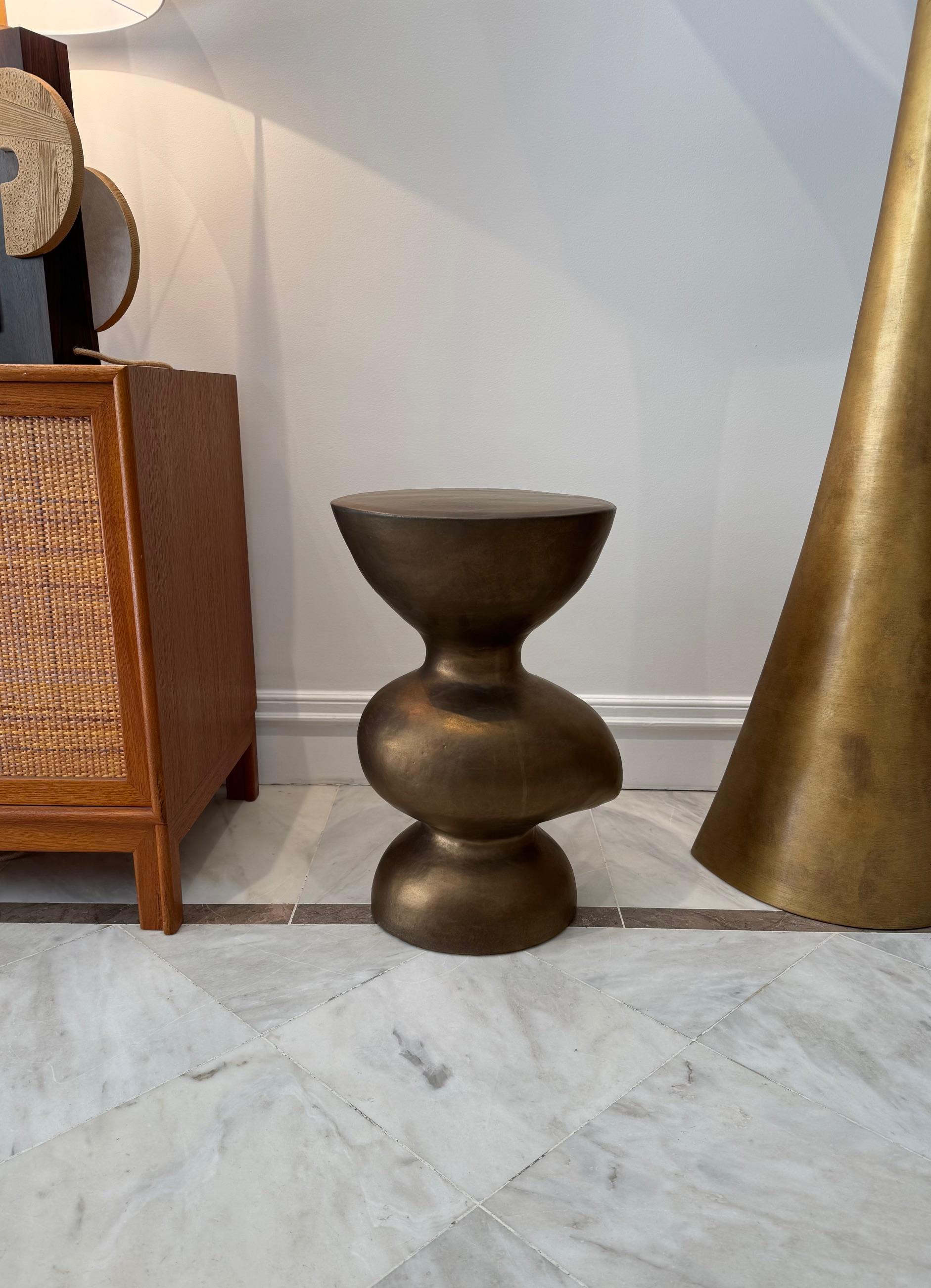 Français Tabouret ou table d'appoint unique en céramique émaillée dorée signé par Dalo en vente