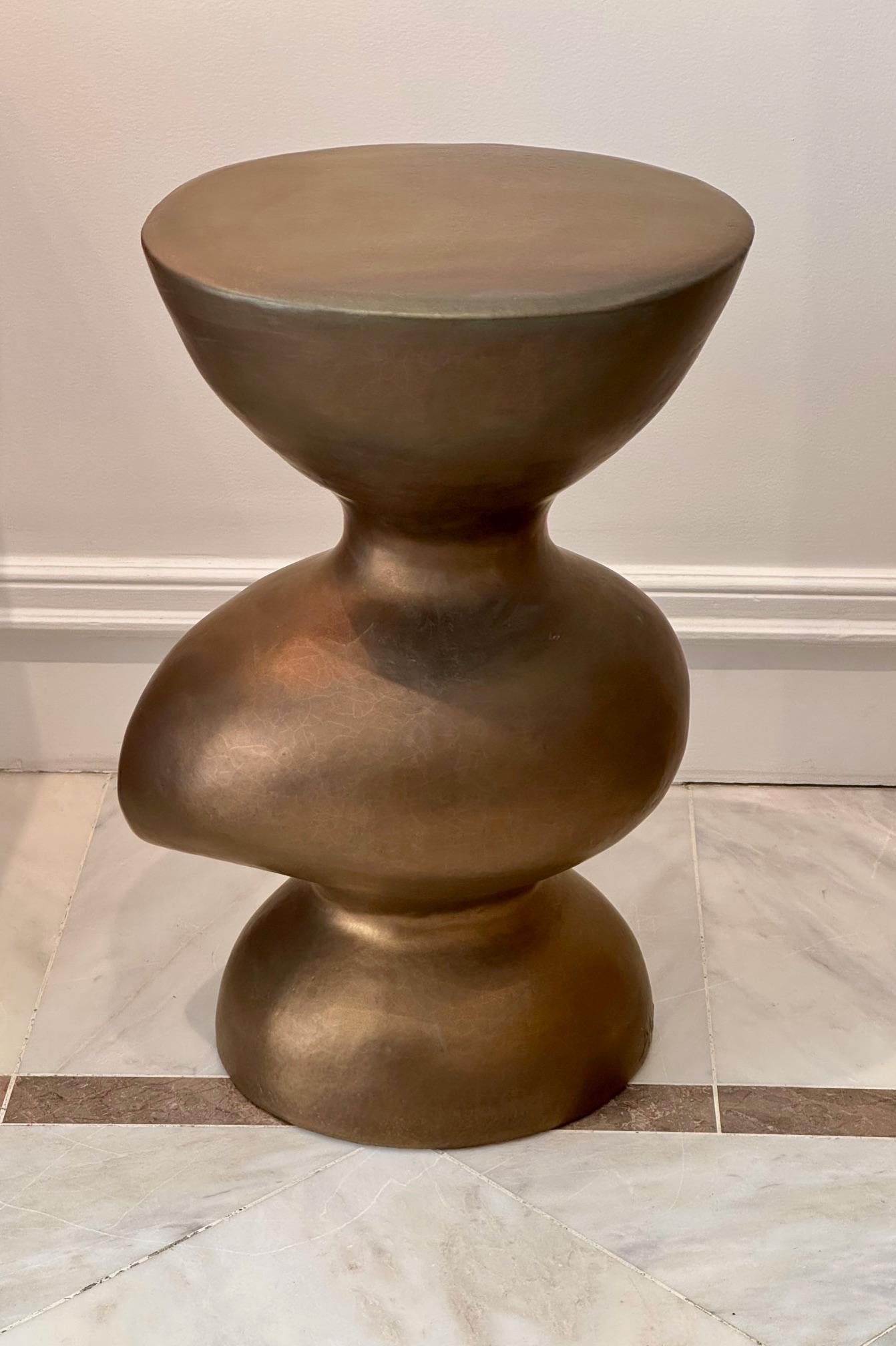 XXIe siècle et contemporain Tabouret ou table d'appoint unique en céramique émaillée dorée signé par Dalo en vente