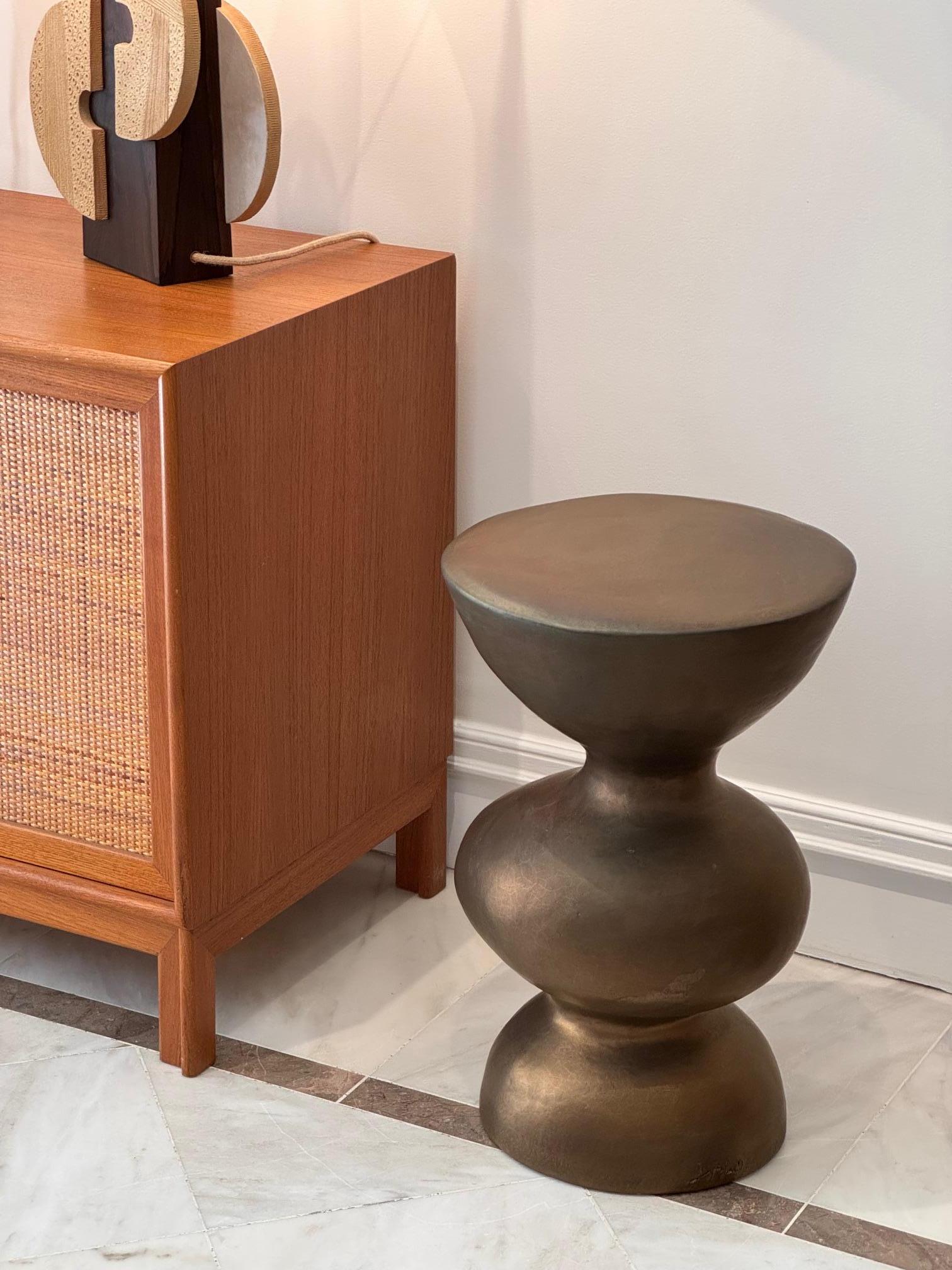 Céramique Tabouret ou table d'appoint unique en céramique émaillée dorée signé par Dalo en vente