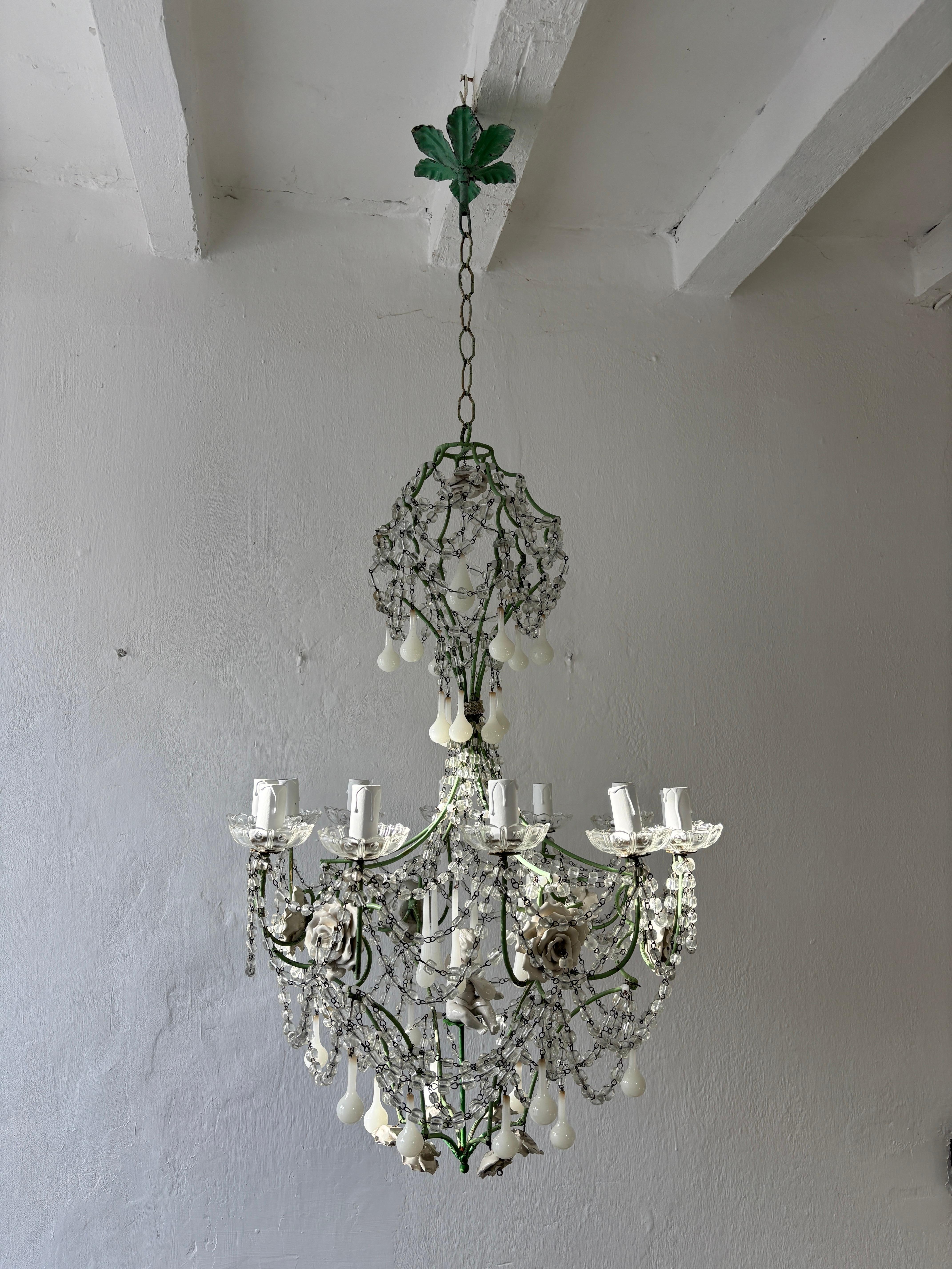 Abritant un nombre impressionnant de 12 lampes, il sera recâblé avec de nouvelles prises.  Nous utilisons des prises certifiées UL pour les États-Unis et des prises appropriées pour tous les autres pays.  Ce lustre très rare et unique en son genre a