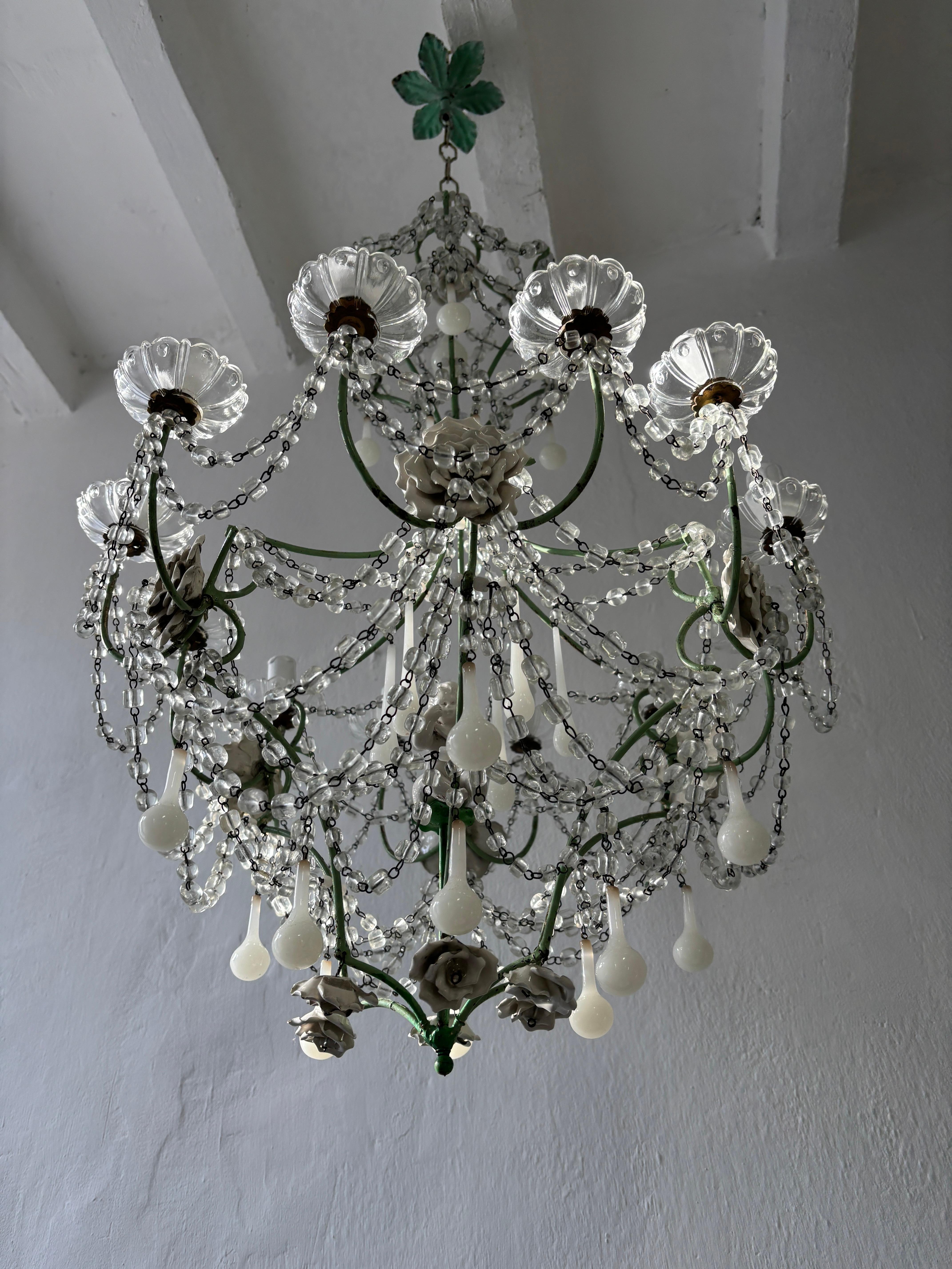 Français Lustre unique en cristal de chérubin avec roses opalines vertes et blanches 12 Lights en vente