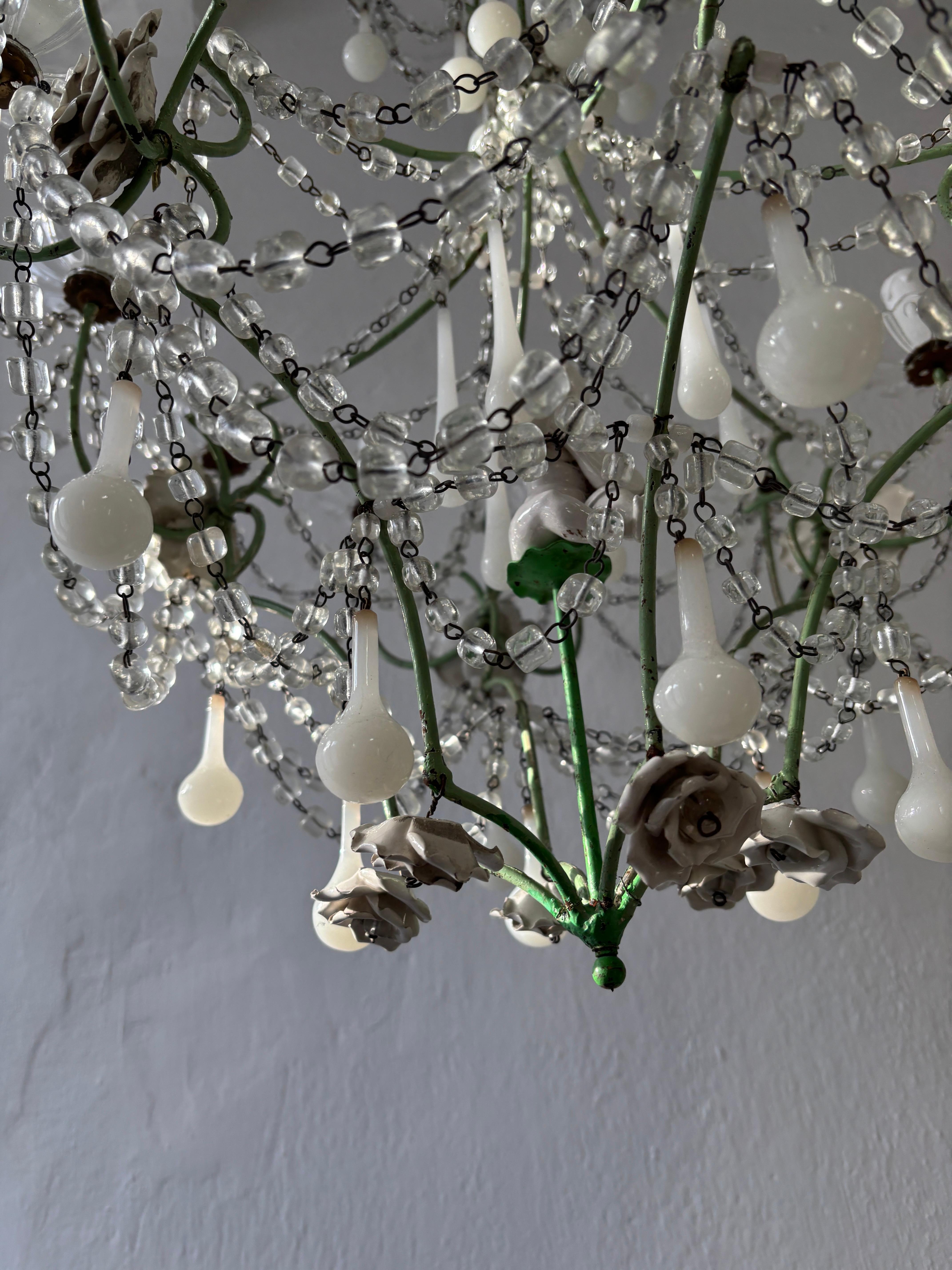 Lustre unique en cristal de chérubin avec roses opalines vertes et blanches 12 Lights Bon état - En vente à Firenze, Toscana
