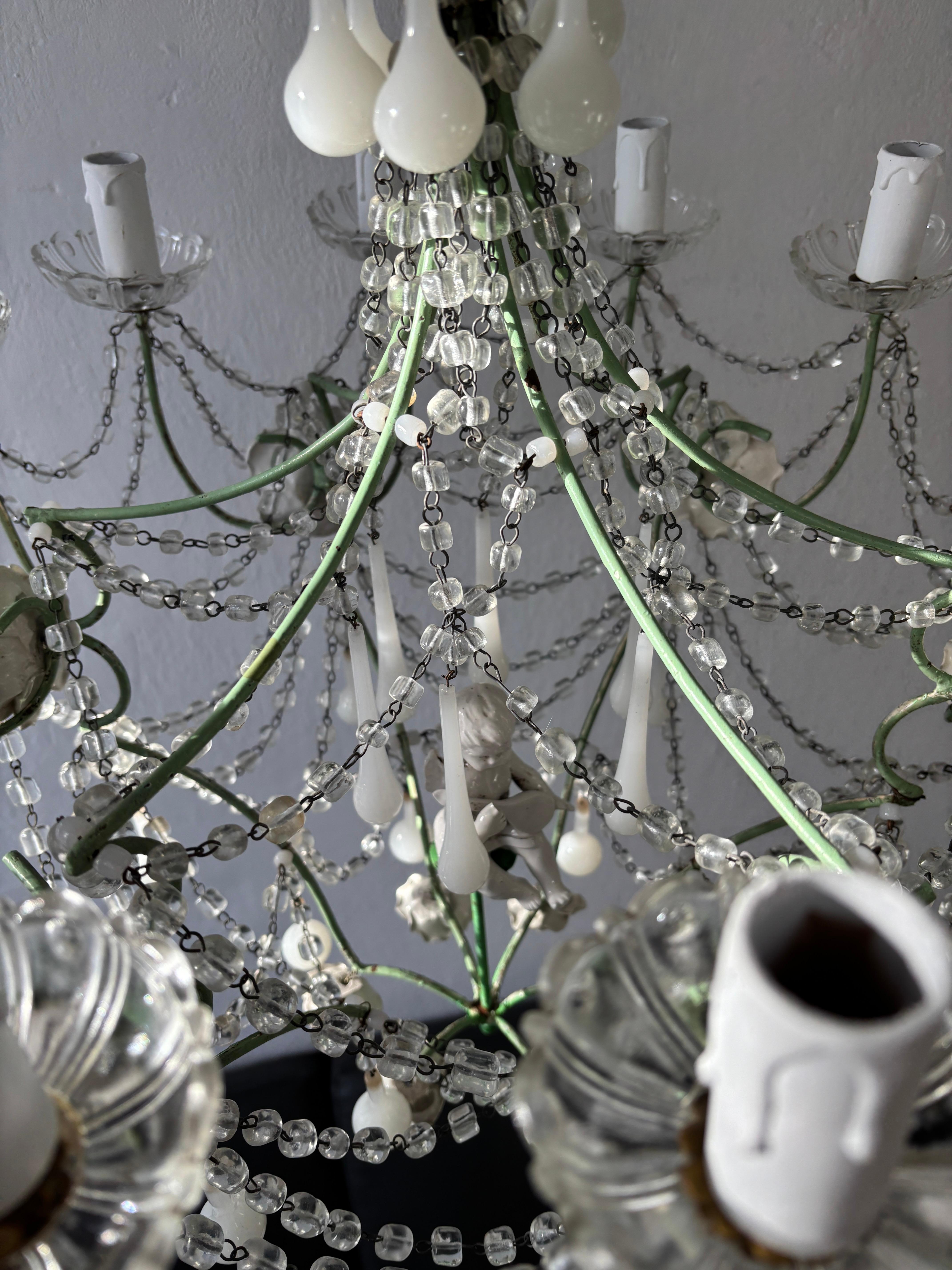 Début du 20ème siècle Lustre unique en cristal de chérubin avec roses opalines vertes et blanches 12 Lights en vente