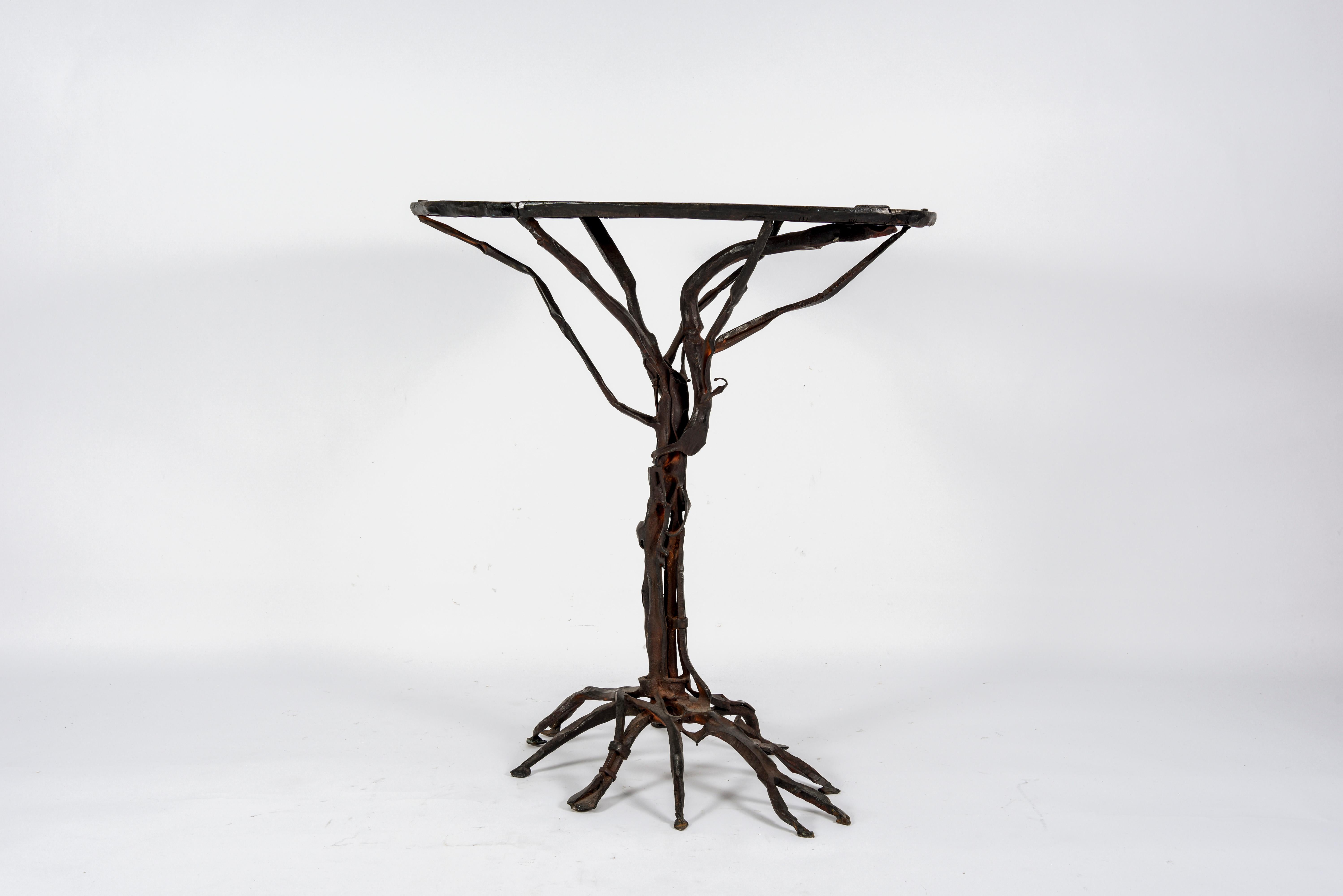 Wrought iron one of a kind gueridon with etched metal decoration
Signed and dated Thomas Thevenin.