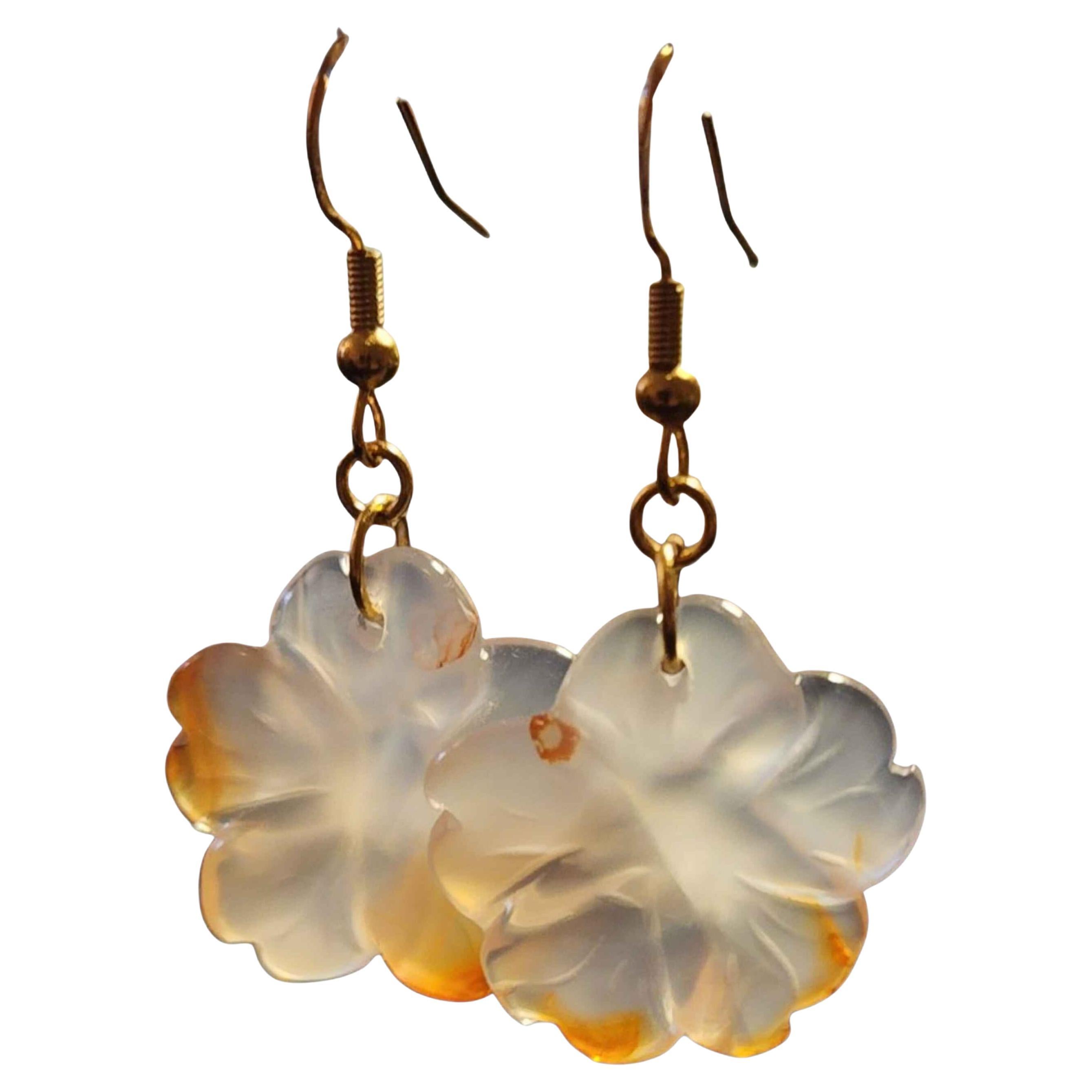 Einzigartige handgeschnitzte Achatblüten-Ohrringe, Vintage By