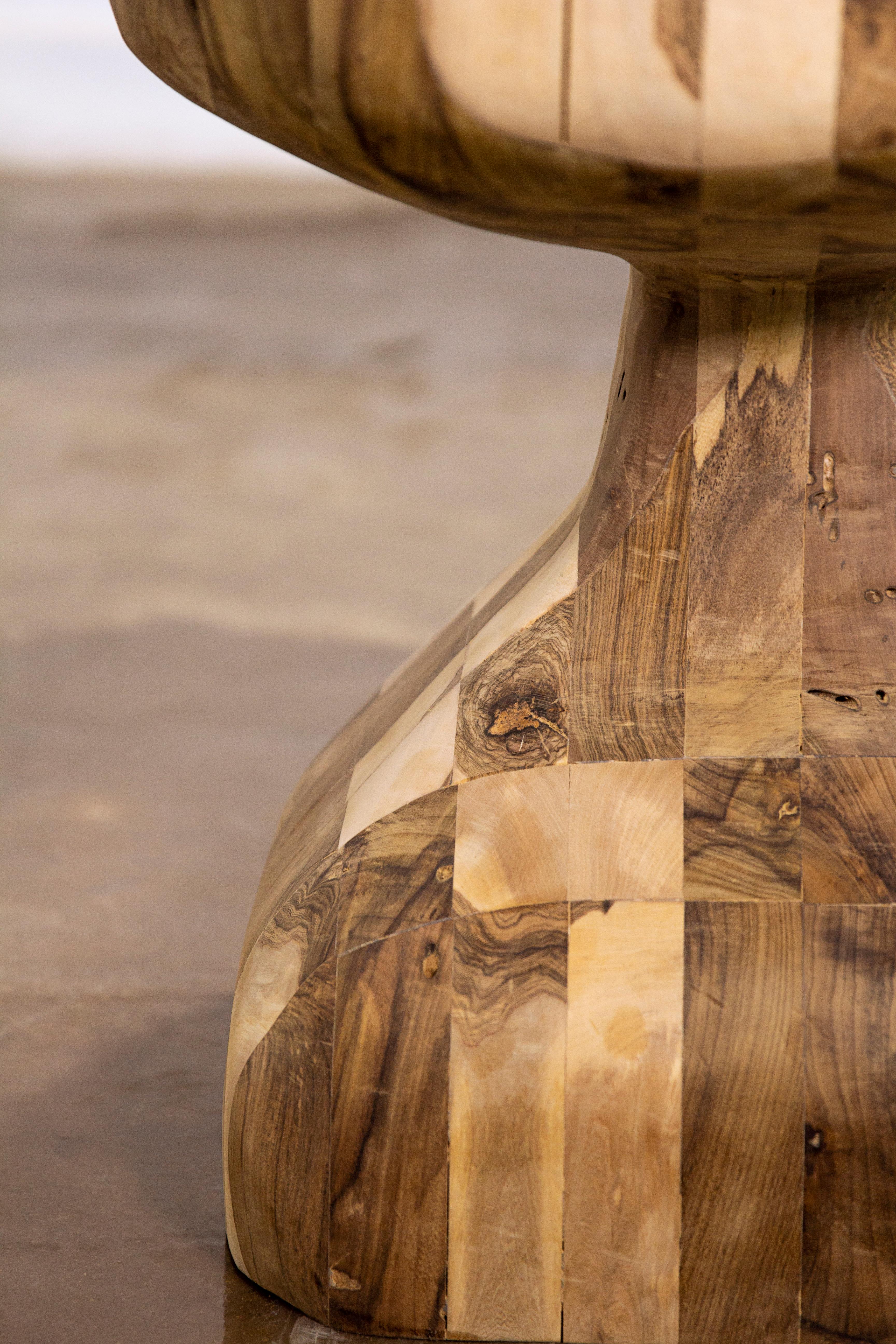 Table de cocktail en bois massif sculpté de Costantini, Caliz Maccelaio, en stock Neuf - En vente à New York, NY