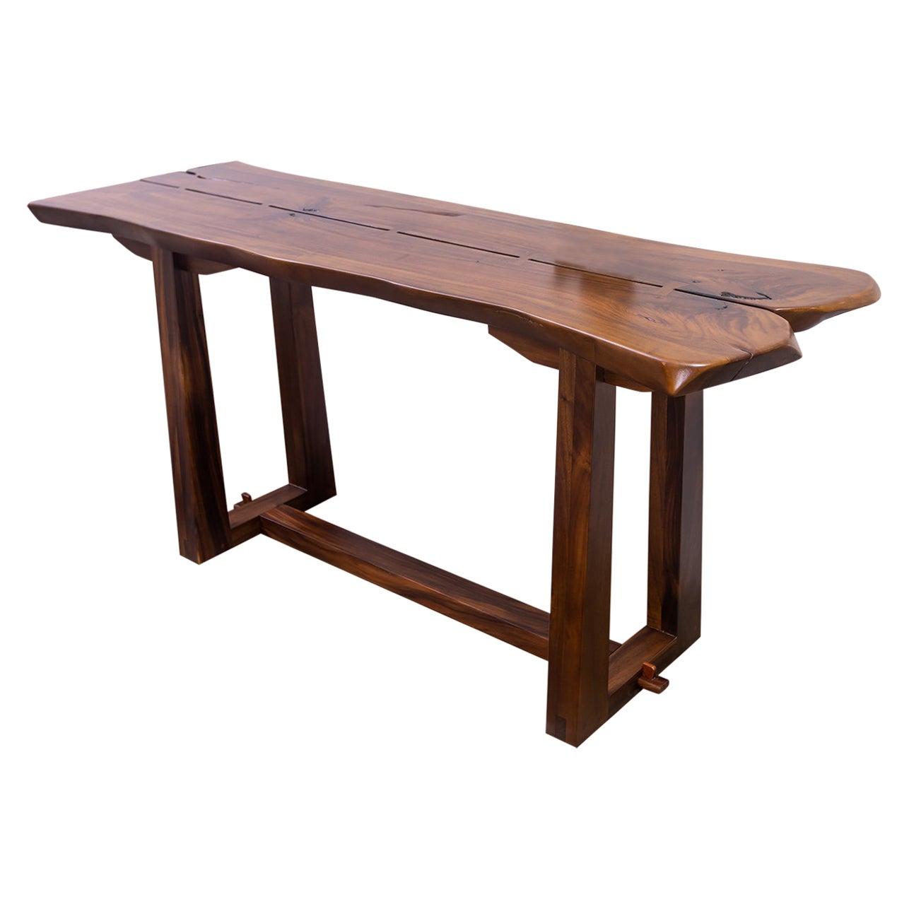 Verleihen Sie Ihrem Raum Stil und Eleganz mit diesem handgefertigten, von Nakashima inspirierten Konsolentisch. Zwei schöne, scharfkantige Holzstücke werden in der Mitte fachmännisch zusammengefügt und dann mit eingelegten Schmetterlingen befestigt.