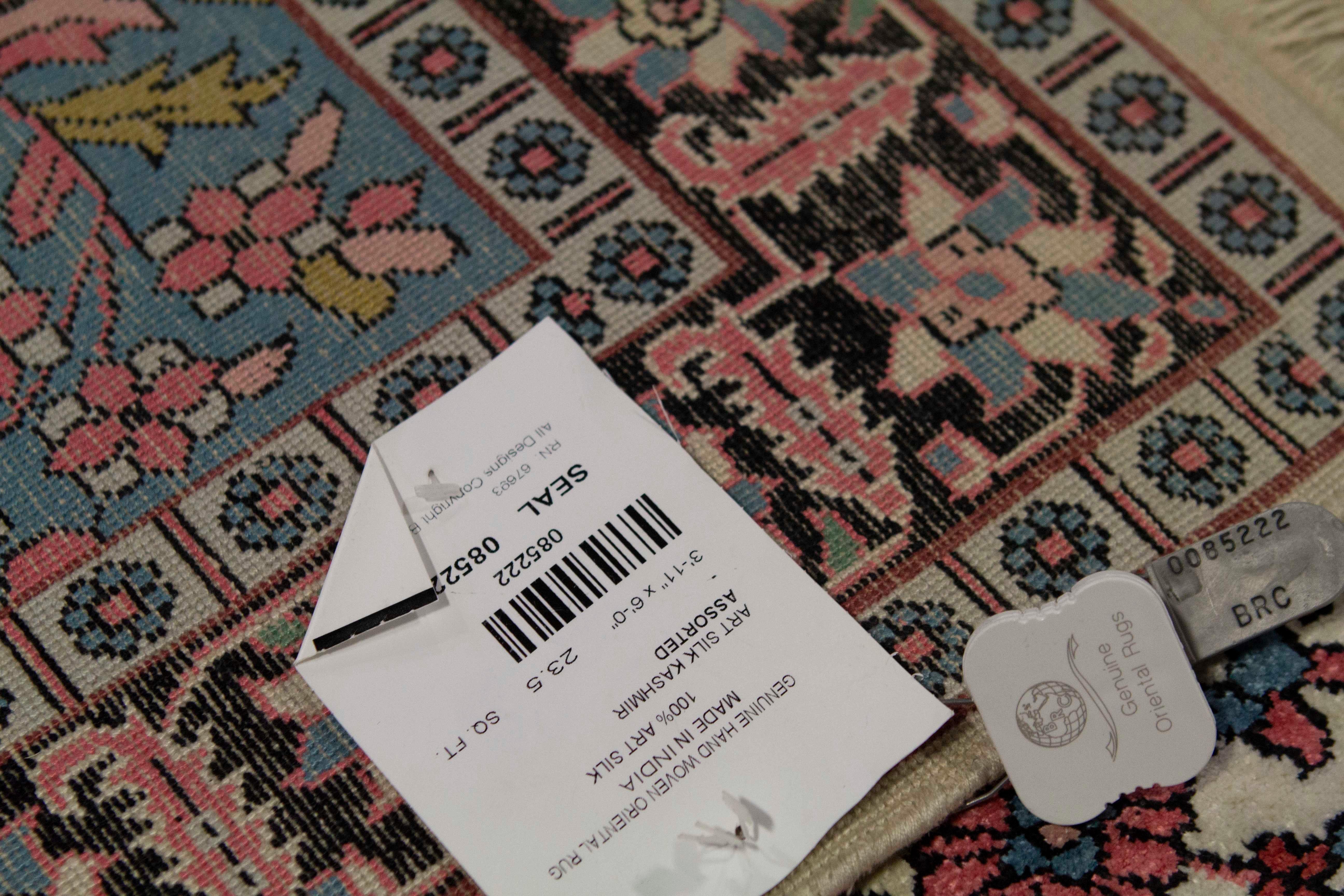 Autre Tapis traditionnel de luxe du Cachemire tissé à la main ivoire/bleu 3''11x6'' en vente